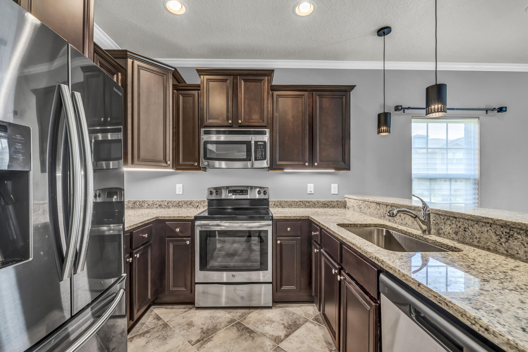 RESERVE POINTE - Residential