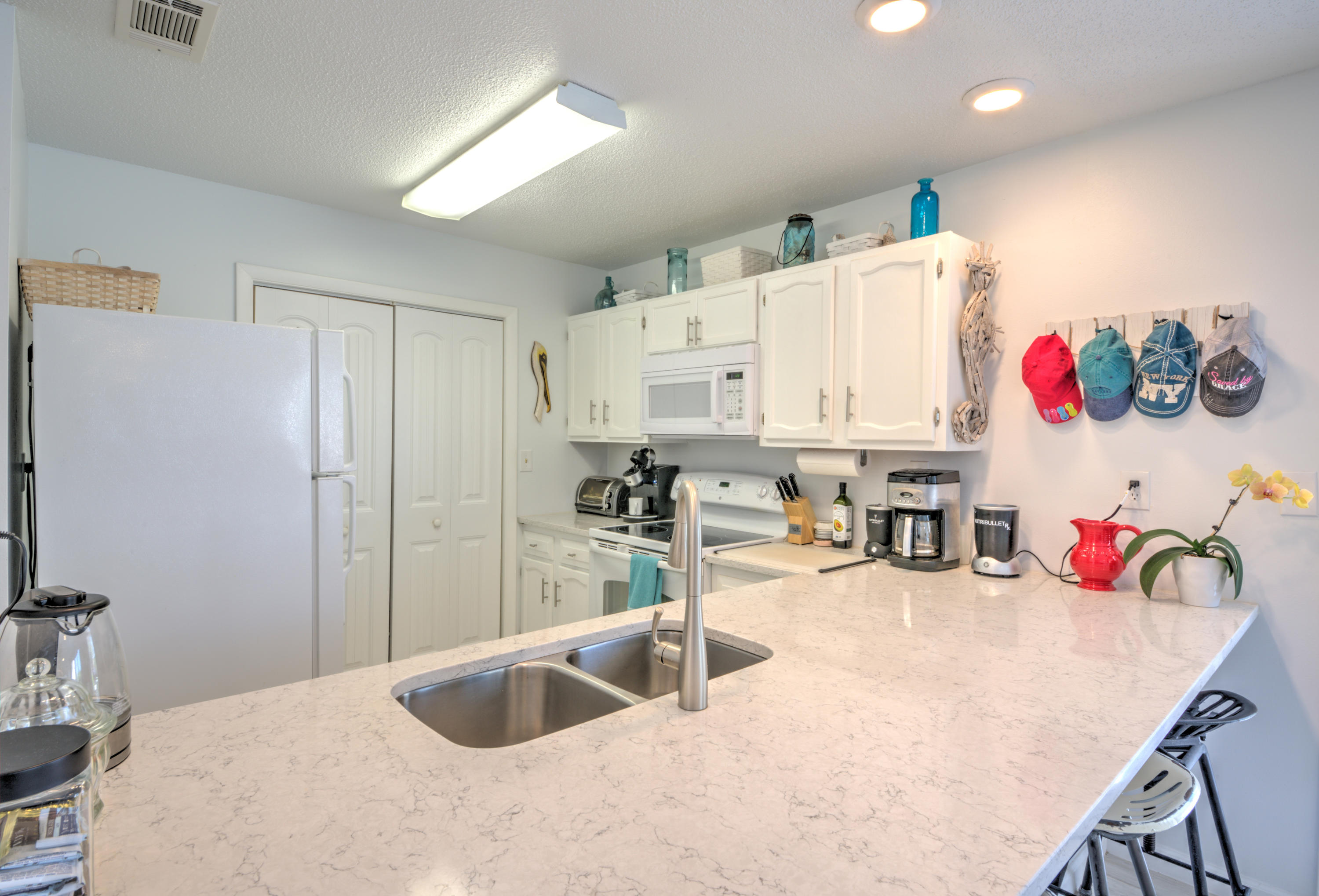 BEACHVIEW CONDOMINIUM - Residential