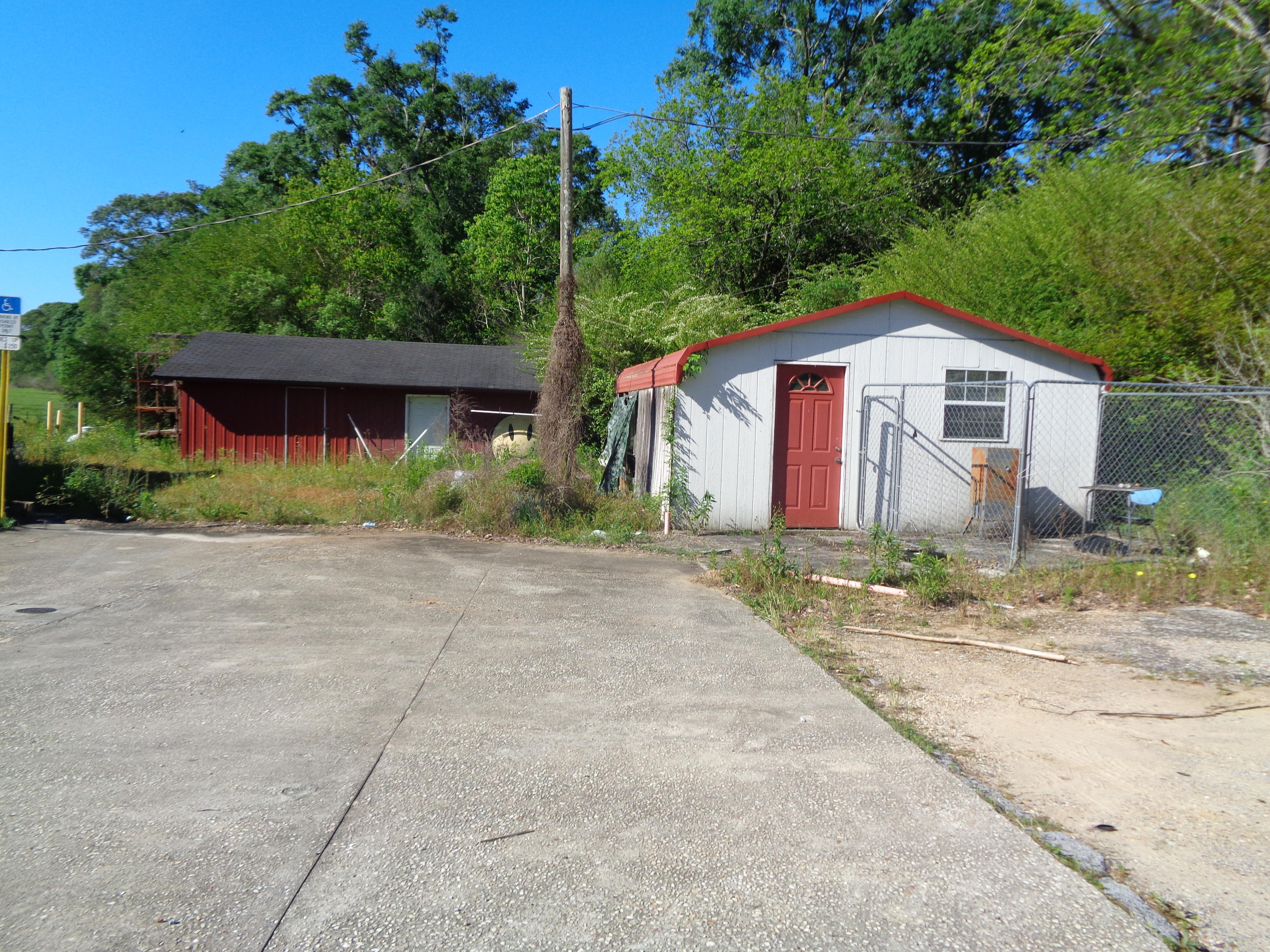 Main image without alt text