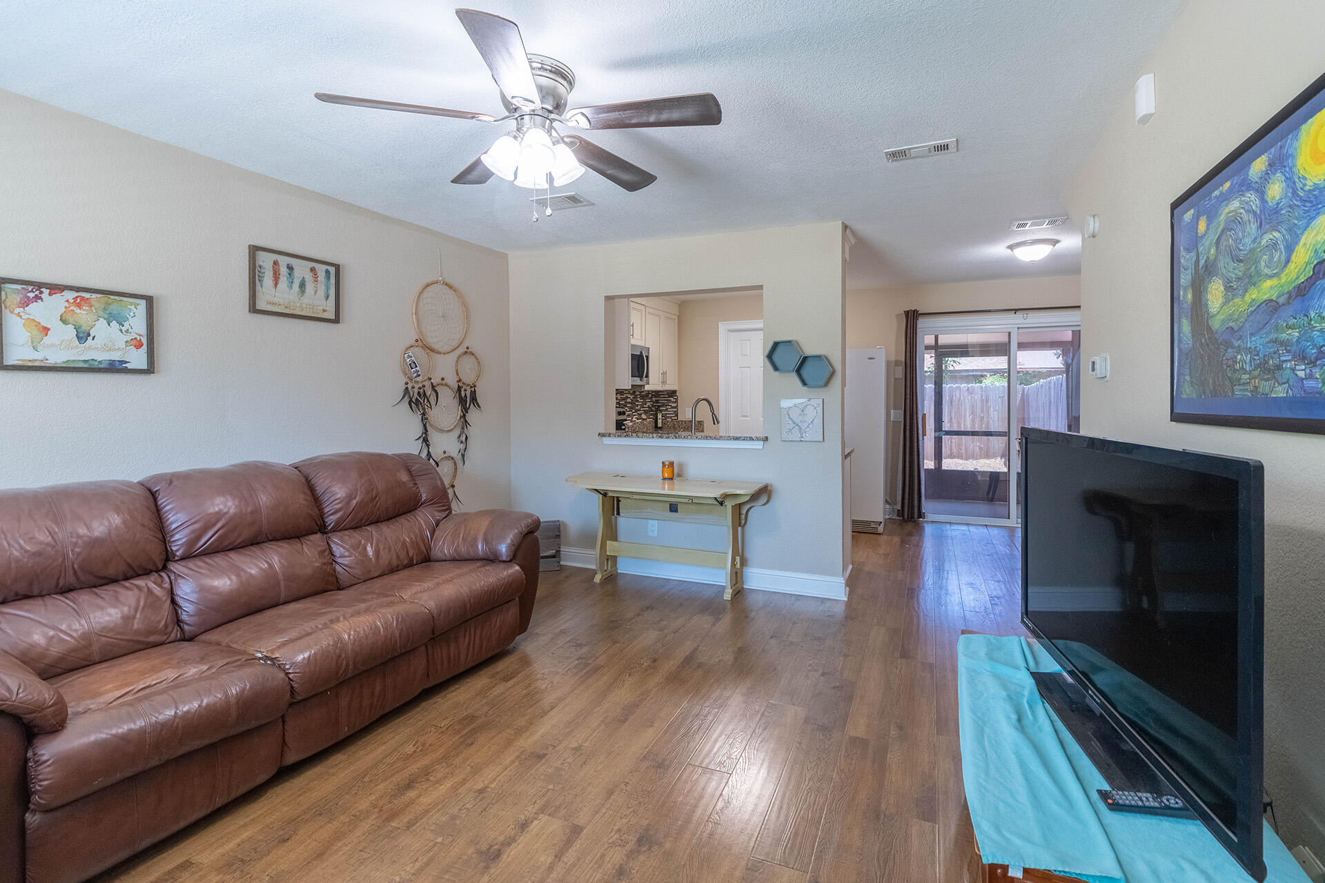 Excellent townhouse located in central Destin!This property is perfect as a first home, or long term investment property. Owner occupied for the last 5 years and features upgrades such as kitchen appliances, granite countertops, hardwood floors, hurricane windows, Screened in back porch and recently updated water heater ('19). Destin Elementary is right up the street, and you're a 5 minute drive to Winn Dixie or the Destin Harbour walk. Call today to schedule your showing!