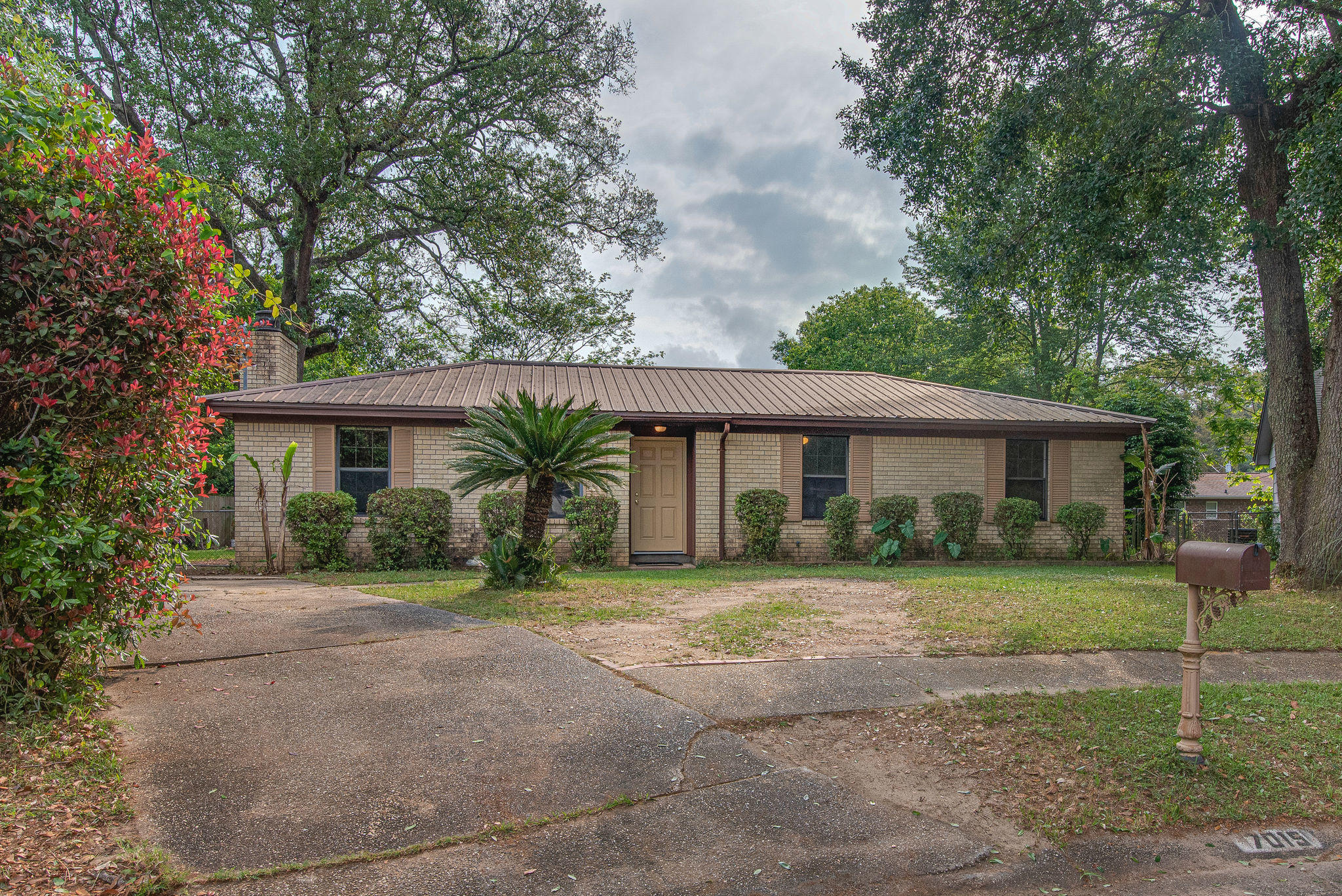 Outstanding All brick, 3 bedroom 2 bathroom, ranch style home with a metal roof, brand new flooring and paint throughout. Large ''Florida'' room which is a great space to relax in the large hot tub, and an amazing outbuilding in the large backyard. All you could need - call your favorite Realtor today to schedule a showing.