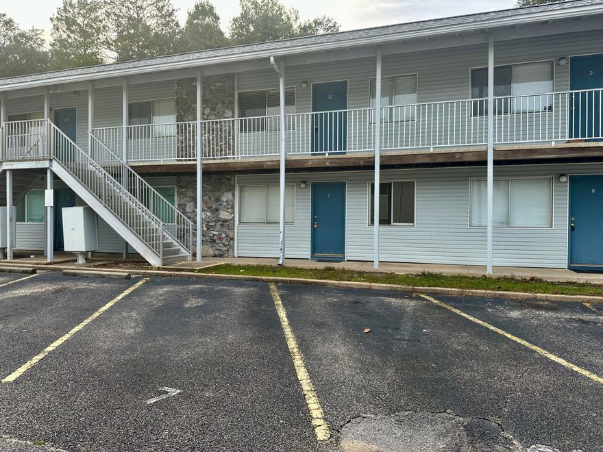 Move in ready.... This 1st Floor 1 bedroom, 1 bath condo in the heart of Niceville is next to NWF State College with an easy commute to schools, shopping, bases, and the beach! Unit has No Carpet... Rent includes water, garbage! On Site Laundry facilities.  NO smoking and NO pets allowed. 620 minimum FICO credit score required in addition to meeting rental criteria.