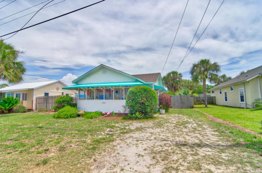 Vintage cottage in Laguna Beach. ! bed/1bath. Large Lot. One block to dedicated Laguna Beach