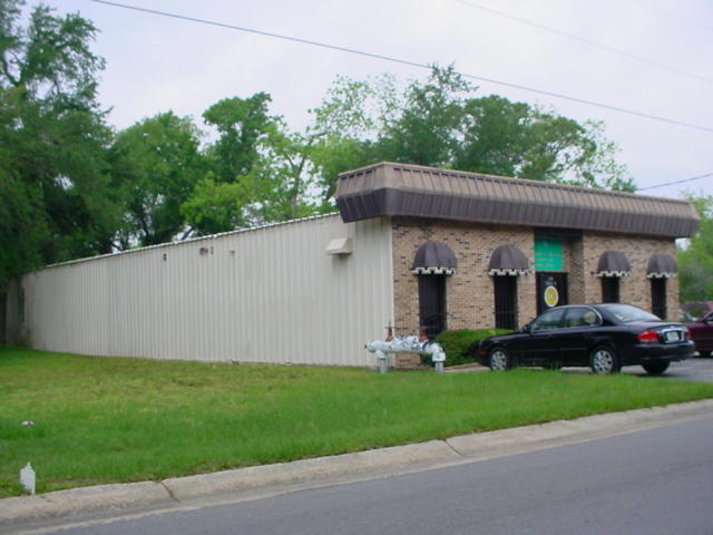 BANK OWNED ONE STORY OFFICE BUILDING IN DOWNTOWN PENSACOLA. NEW ROOF AND ON SITE PARKING. THIS IS AN IDEAL BUSINESS LOCATION WITHIN WALKING DISTANCE OF THE POST OFFICE AND COURT HOUSE.