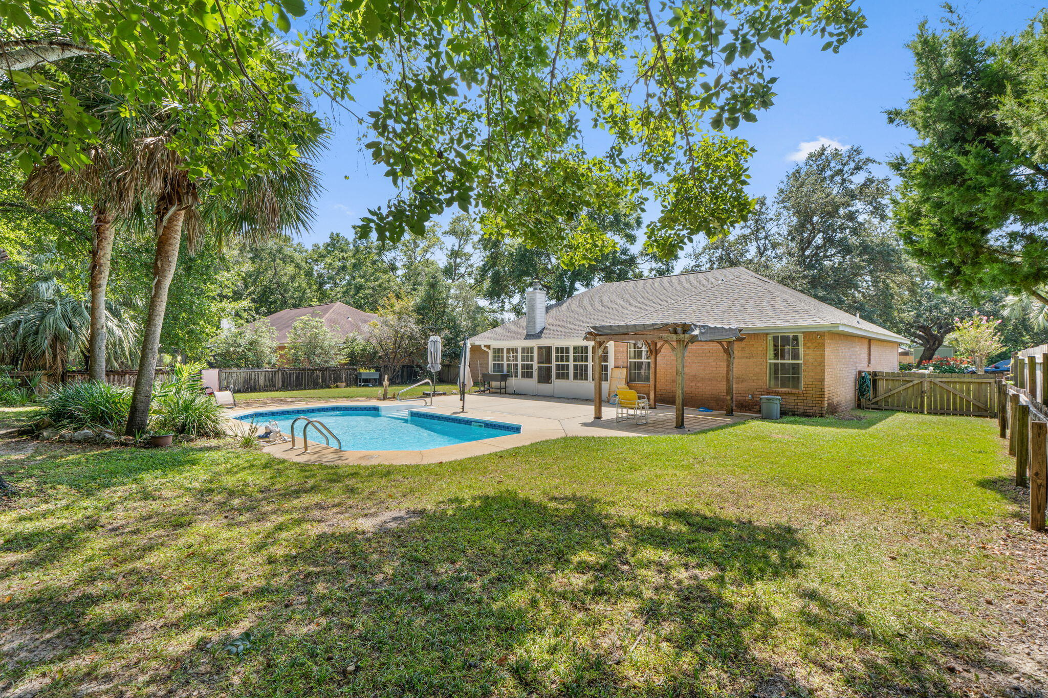 ROBLEDAL ESTATES - Residential