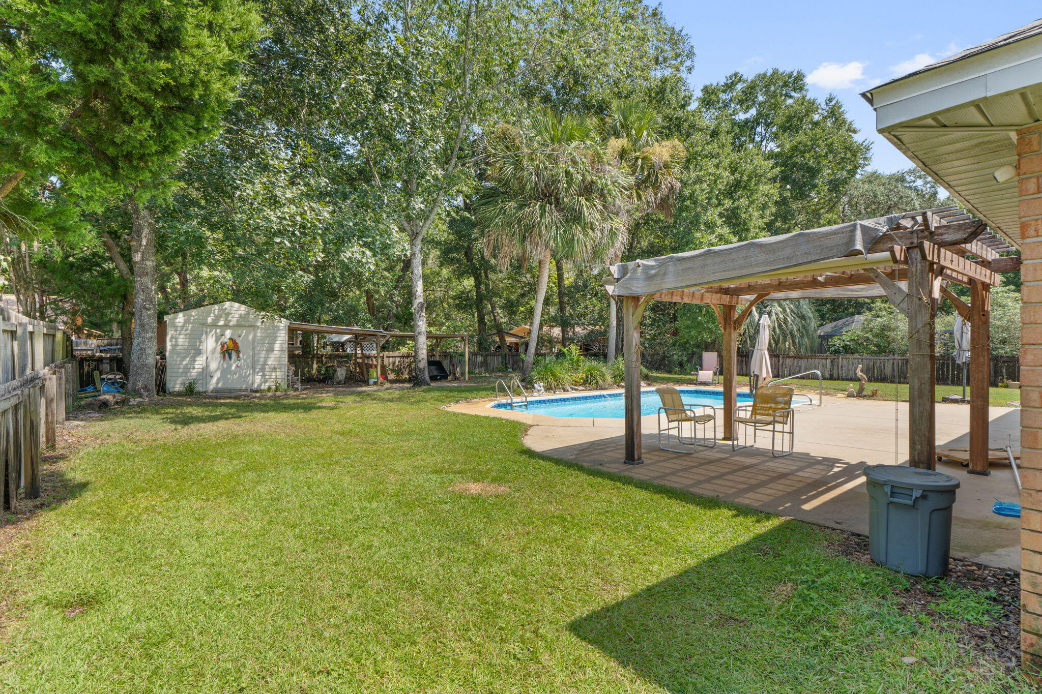 ROBLEDAL ESTATES - Residential