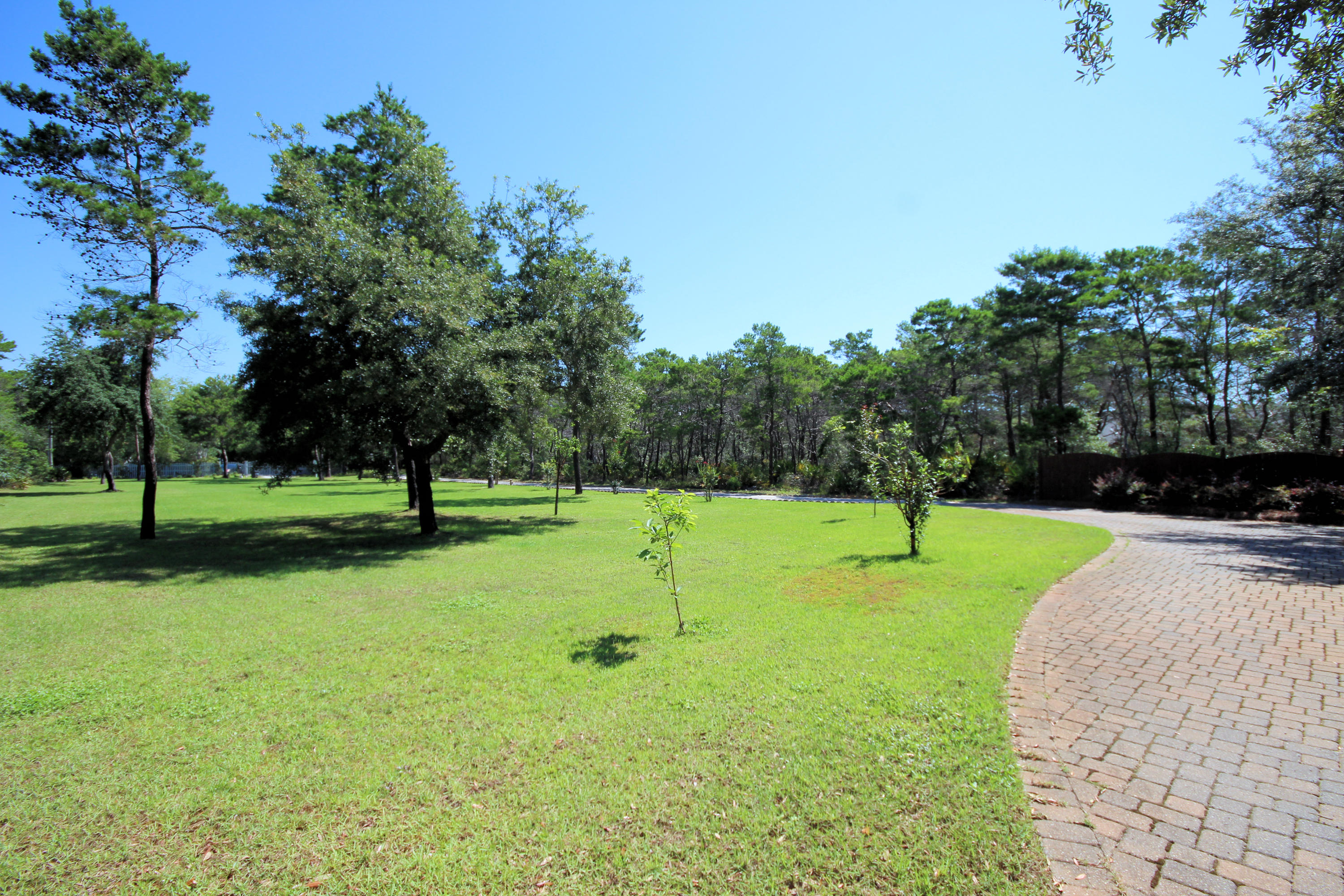 WHISPERING OAKS - Residential