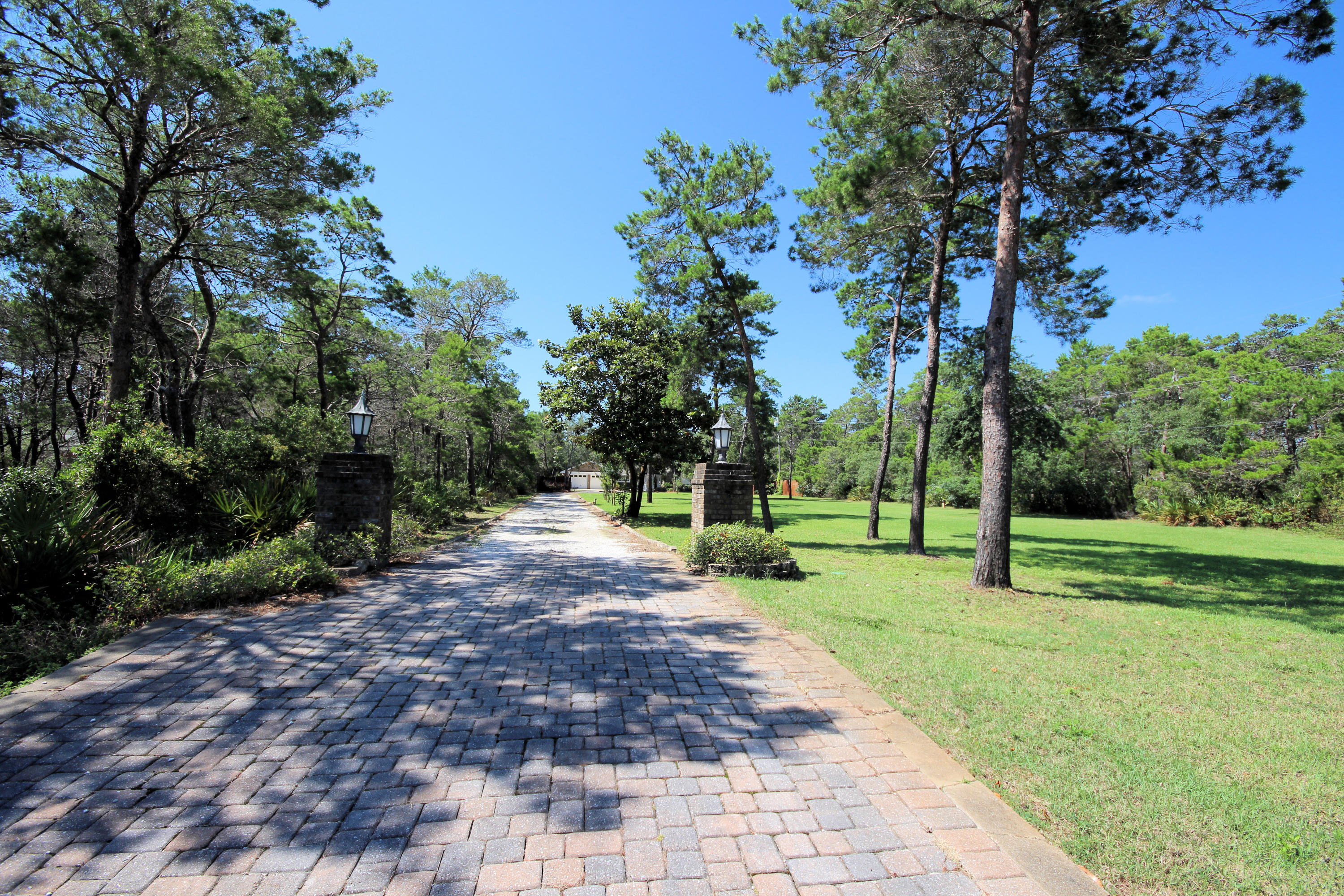 WHISPERING OAKS - Residential