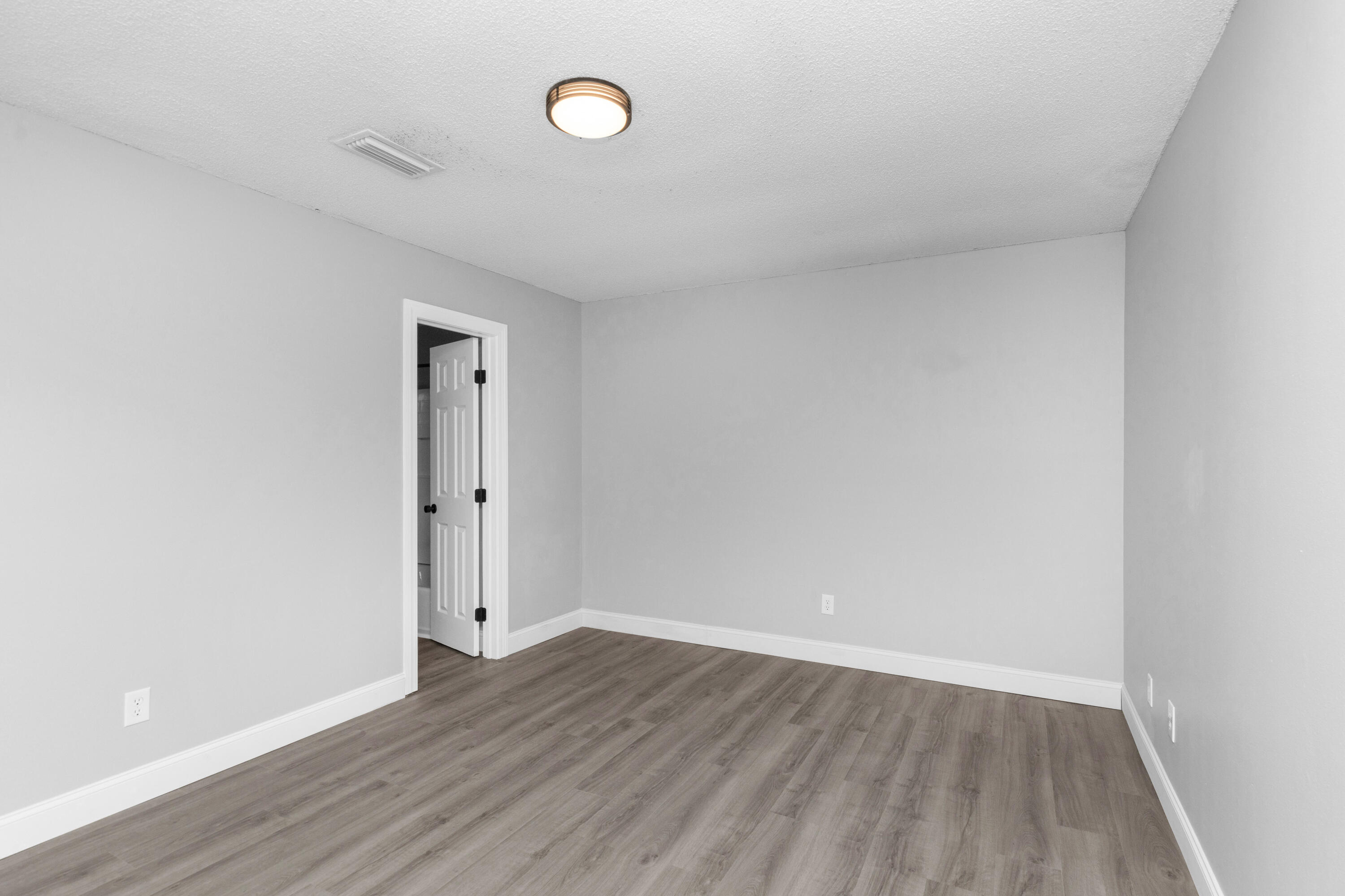 CHATEAU PRES DE LA MER - Residential Lease