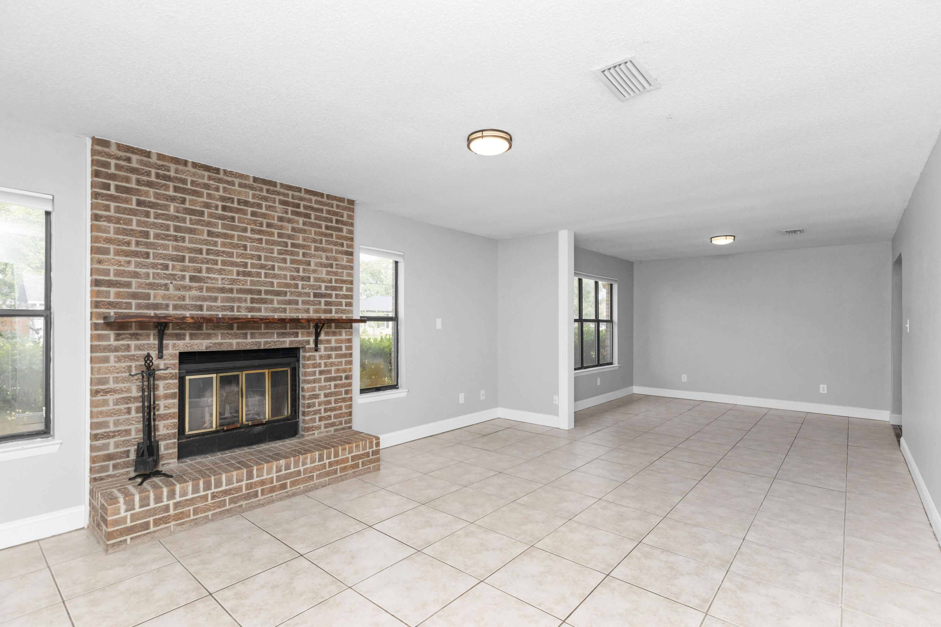 CHATEAU PRES DE LA MER - Residential Lease