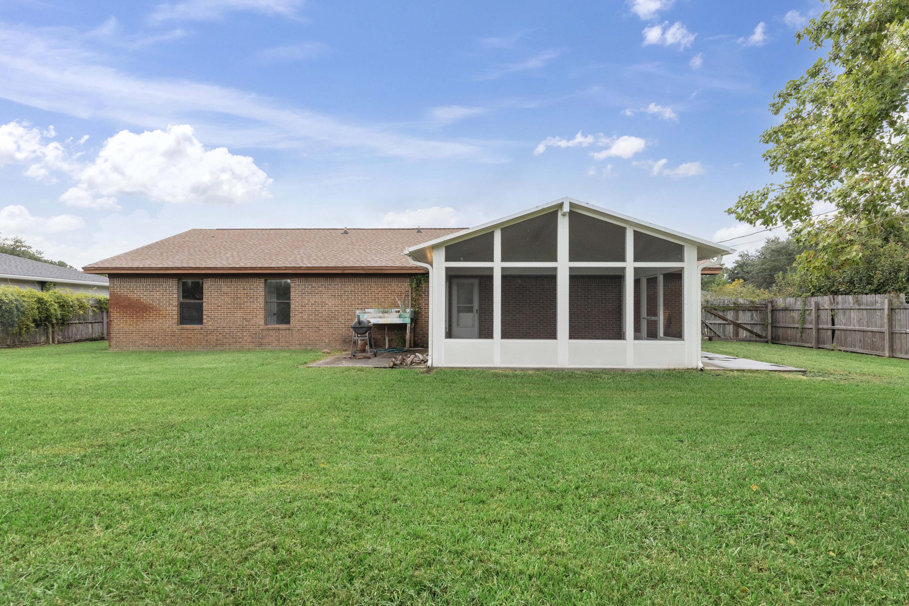 CHATEAU PRES DE LA MER - Residential Lease