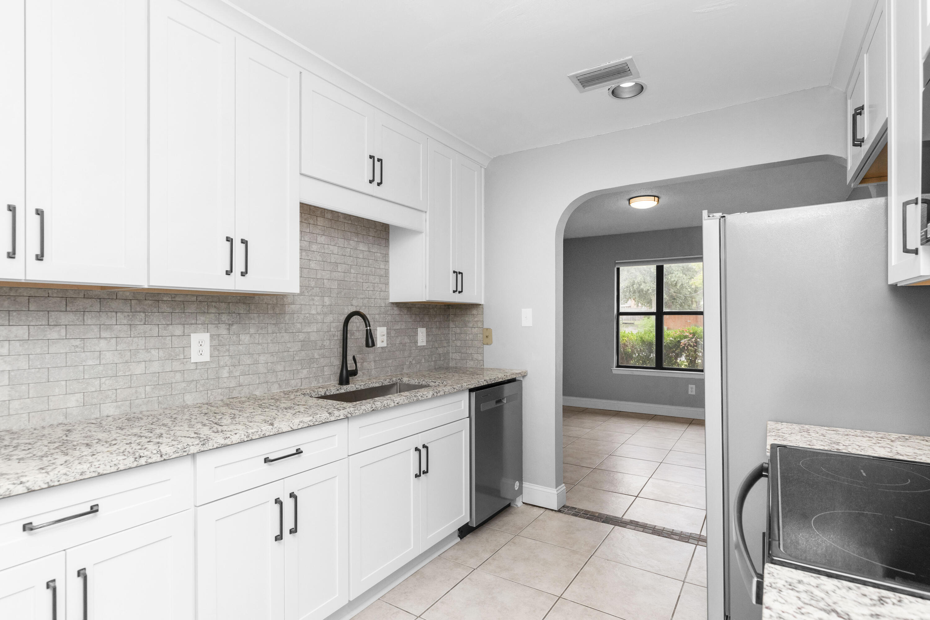 CHATEAU PRES DE LA MER - Residential Lease