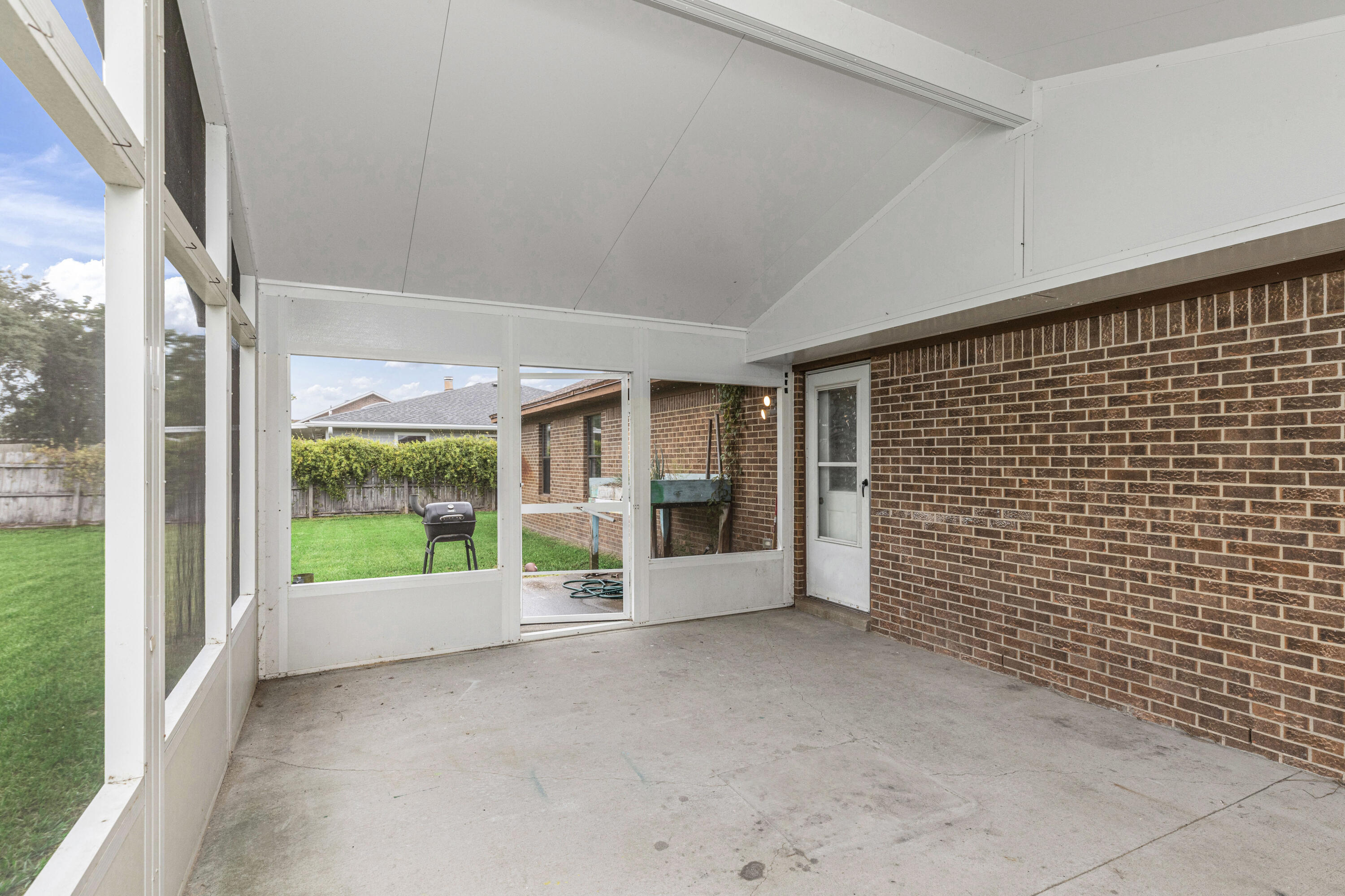 CHATEAU PRES DE LA MER - Residential Lease