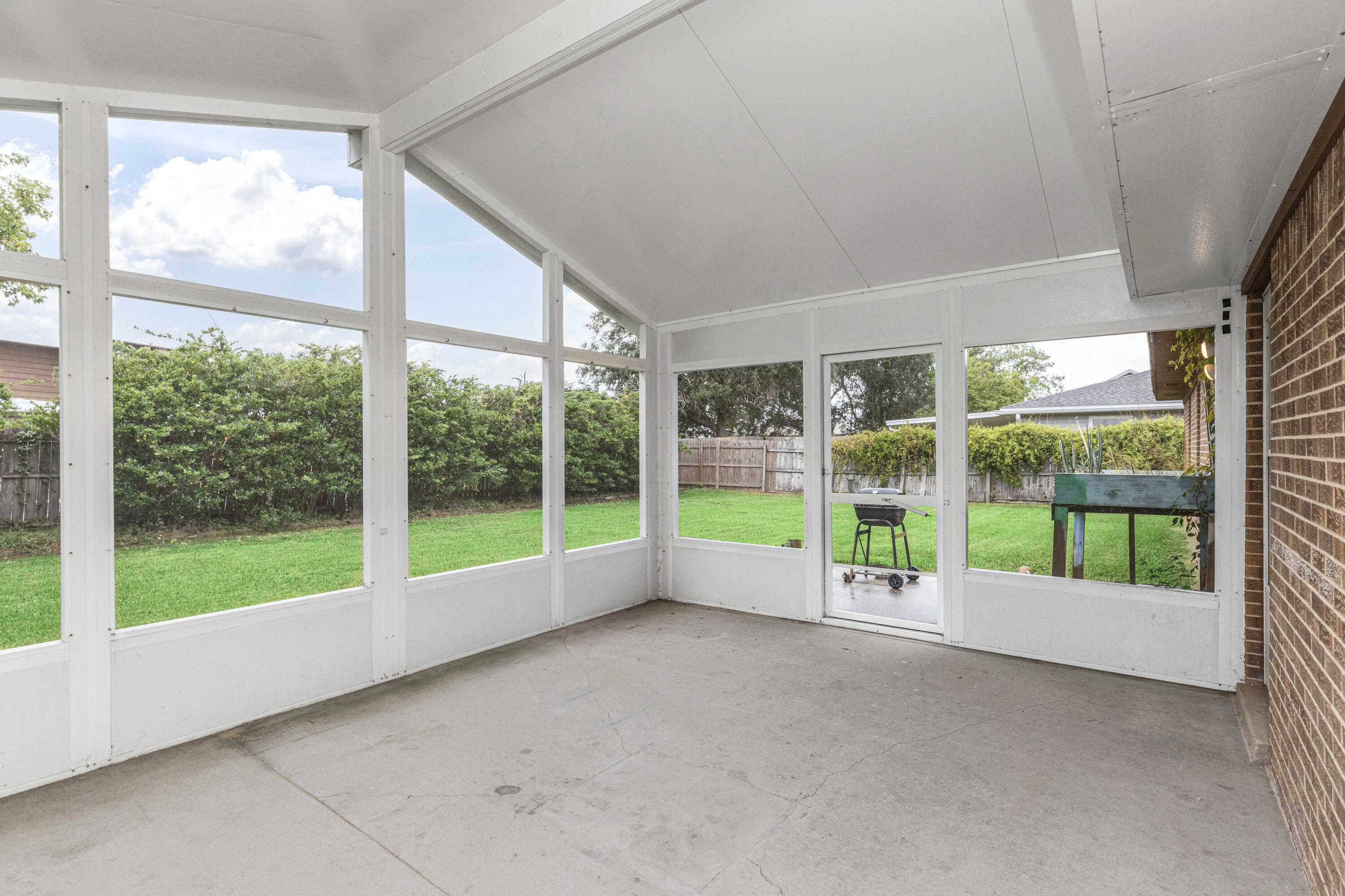 CHATEAU PRES DE LA MER - Residential Lease