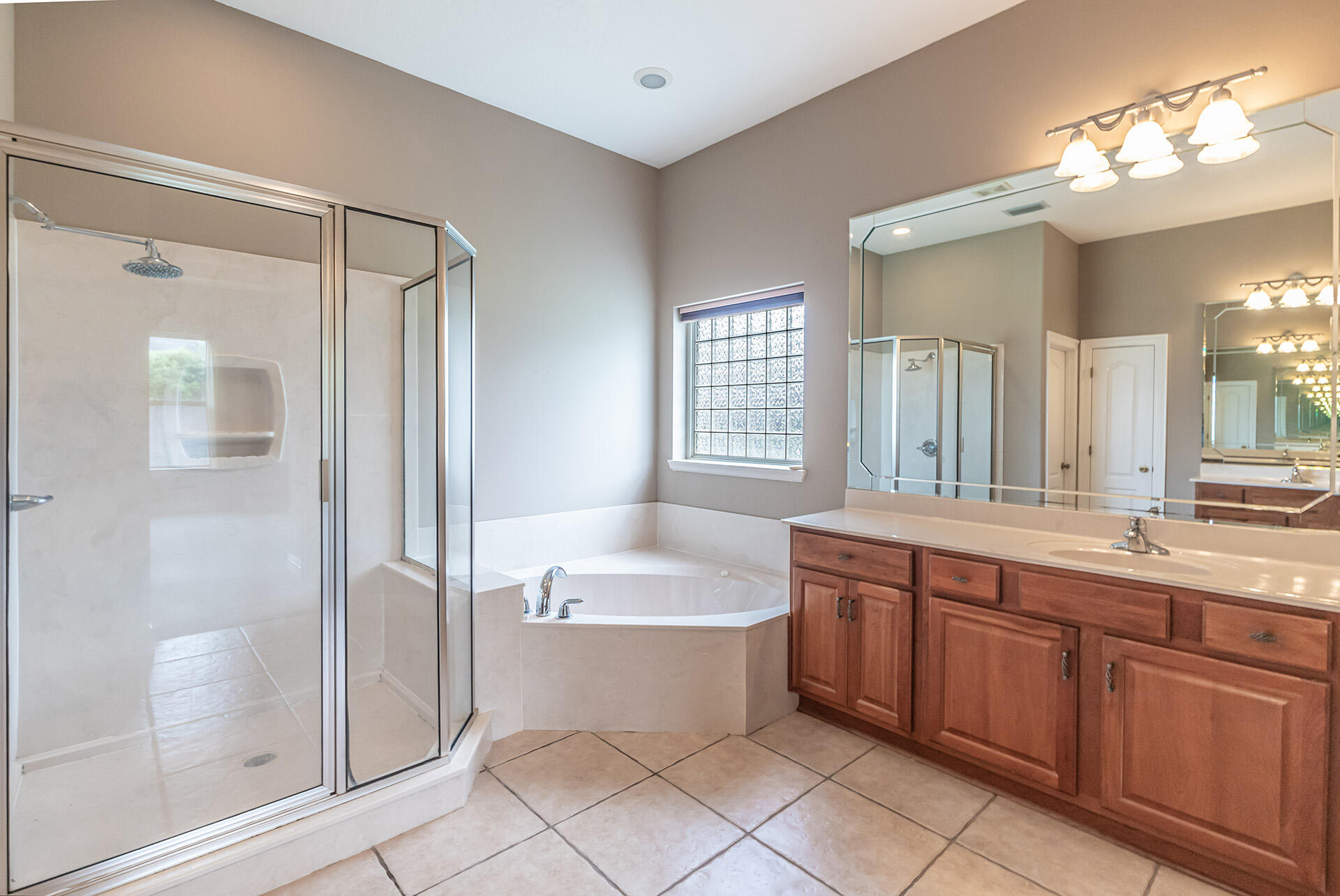 CHARDONNAY ESTATES - Residential