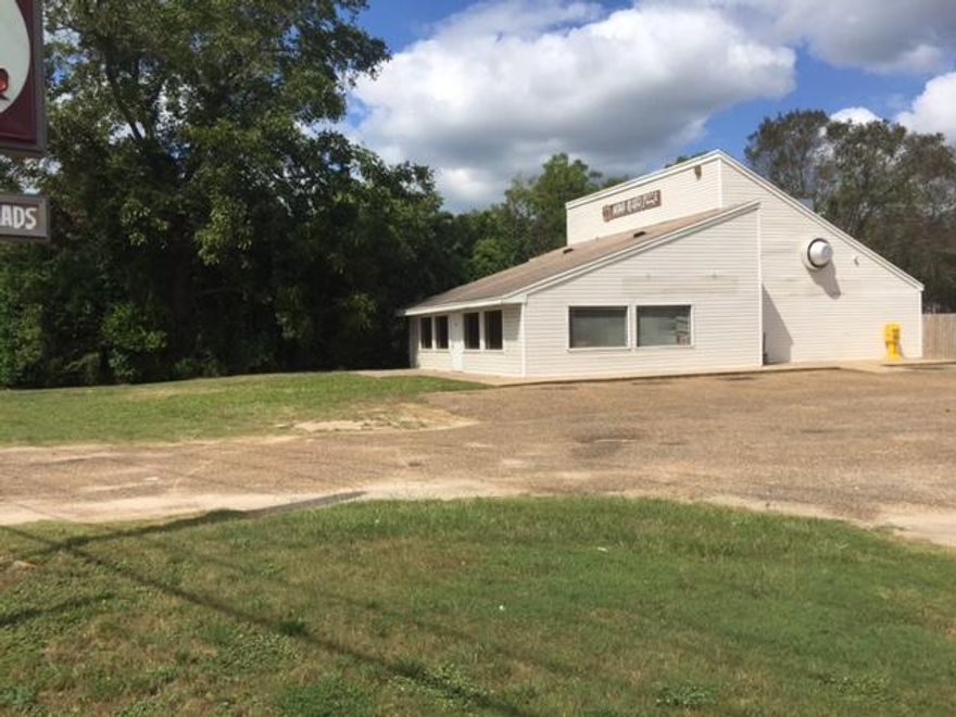 2100 SF former Mama Rosa Pizza restaurant, located just west of the courthouse, great property for restaurant use, kitchen equipment is included, property is also for sale