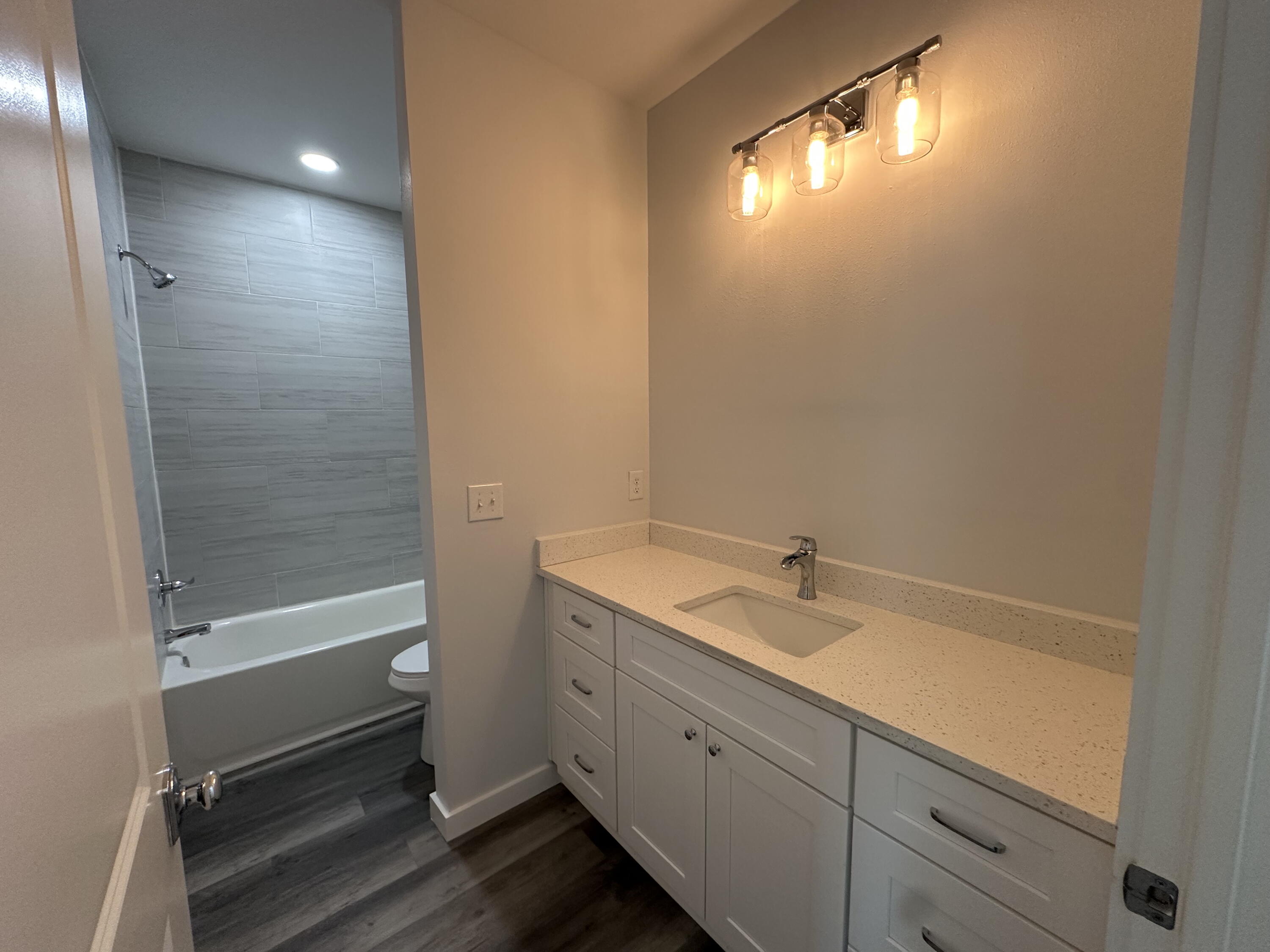 OAKWOOD LAKES ESTATES - Residential Lease