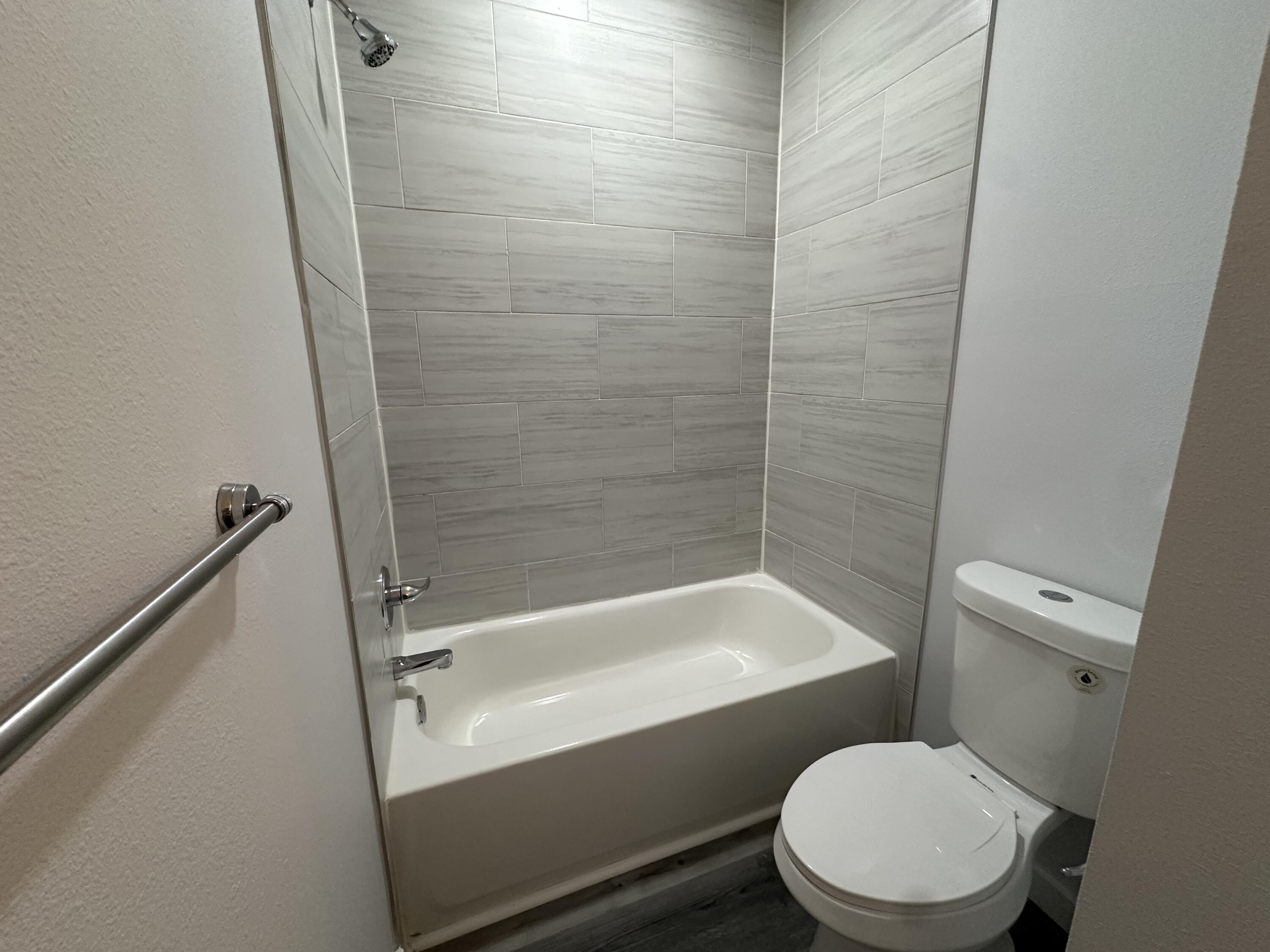 OAKWOOD LAKES ESTATES - Residential Lease