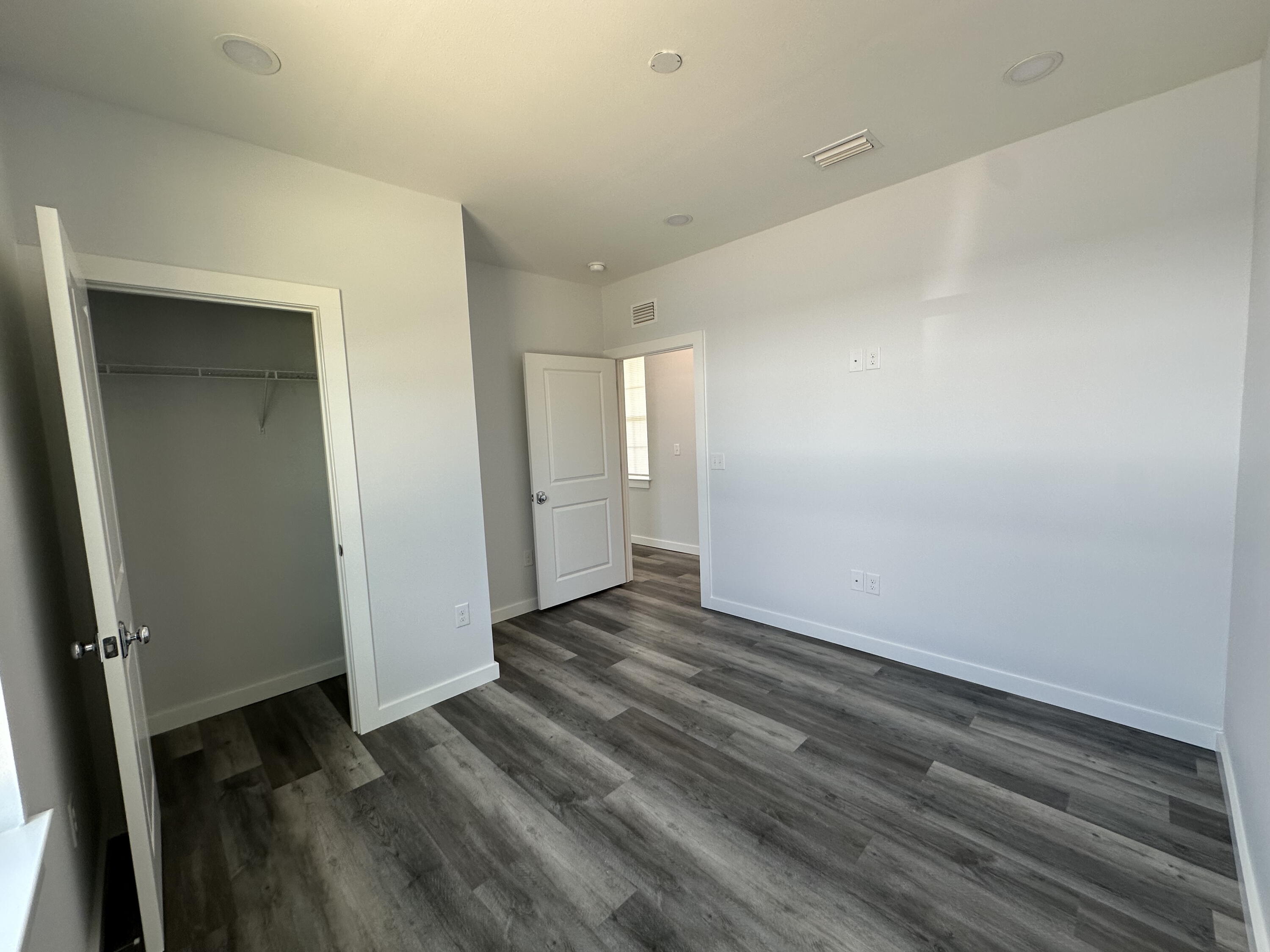 OAKWOOD LAKES ESTATES - Residential Lease