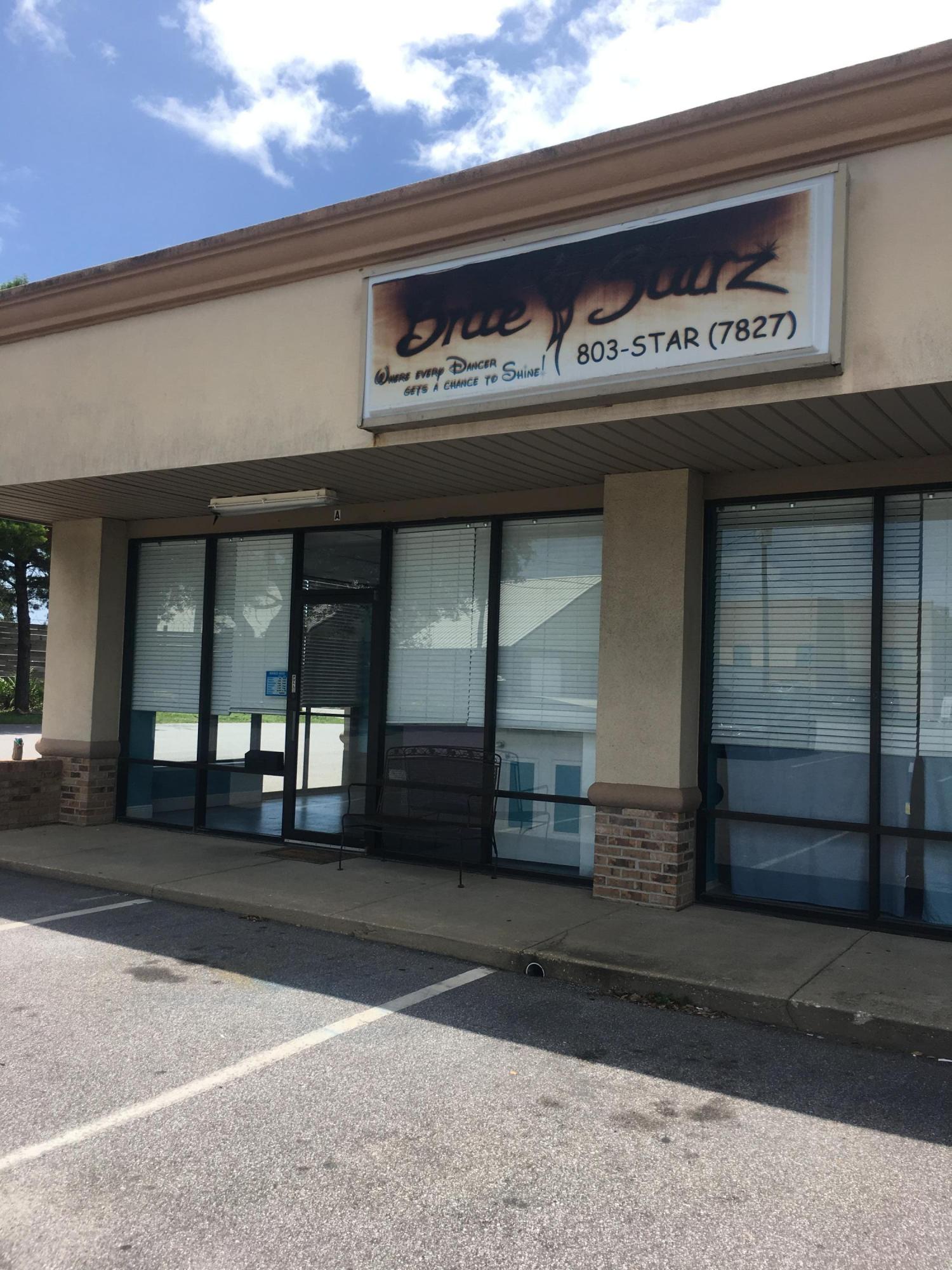 2,000 SF retail/office unit formerly occupied by a dance studio. This plaza is is easily accessible from both Jonquil and Mary Esther Cutoff and adjoins the Publix Shopping Center.