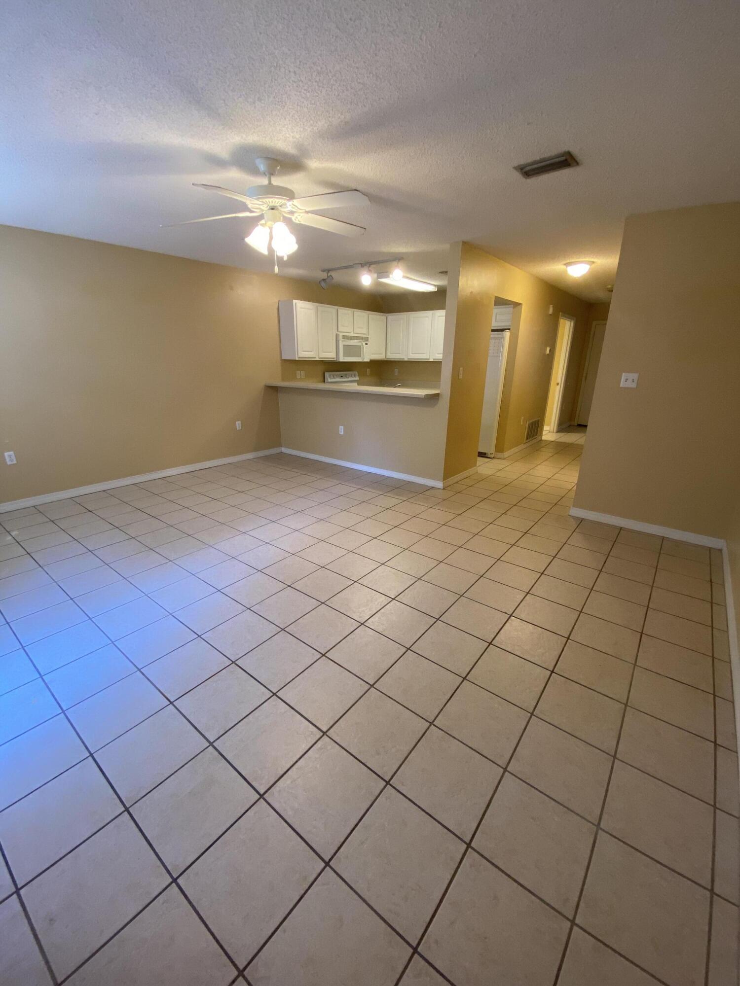OAK PARK TOWNHOMES - Residential Lease