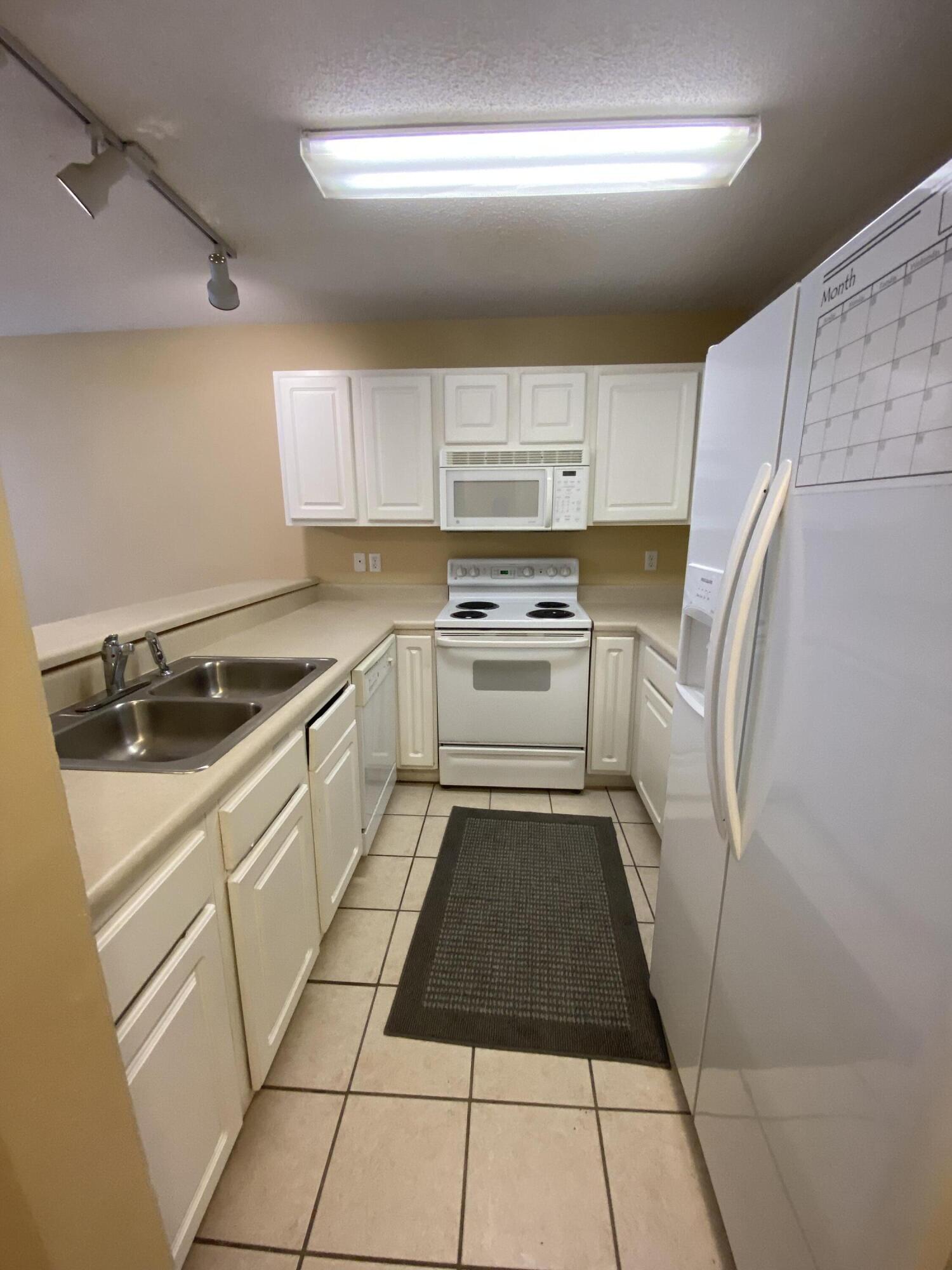OAK PARK TOWNHOMES - Residential Lease