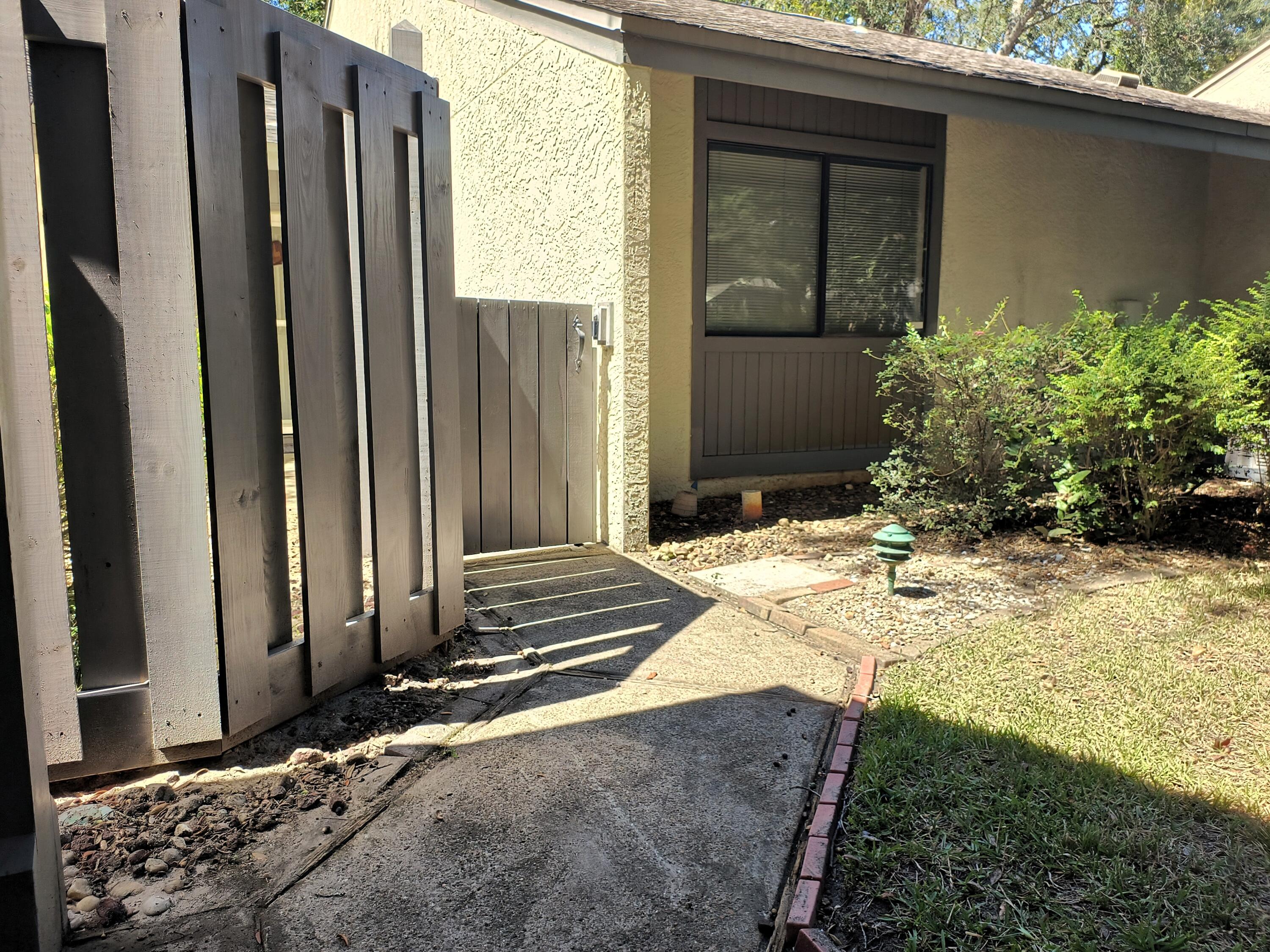 ROYAL OAK VILLAS BLUEWATER BAY - Residential