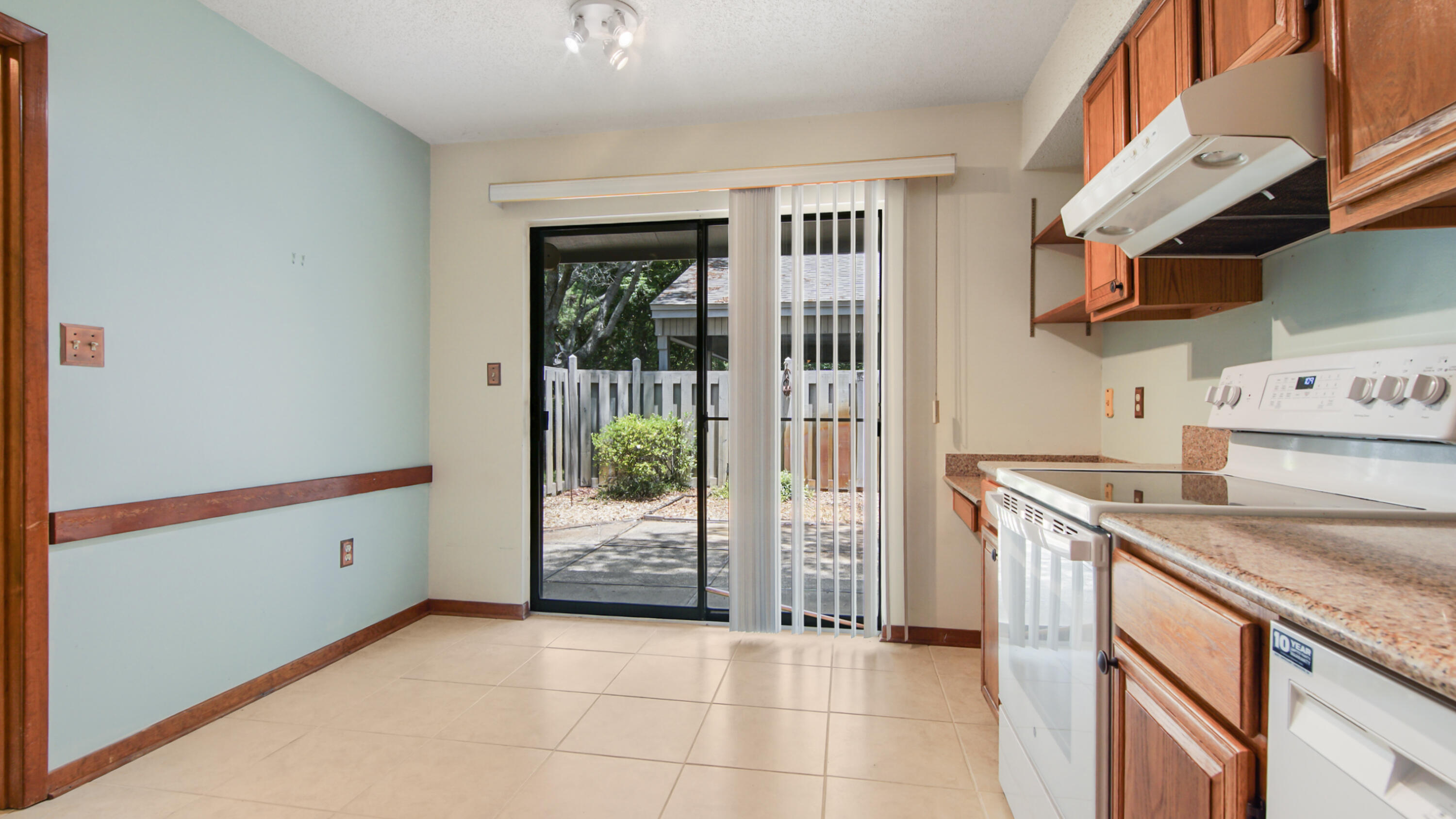 ROYAL OAK VILLAS BLUEWATER BAY - Residential