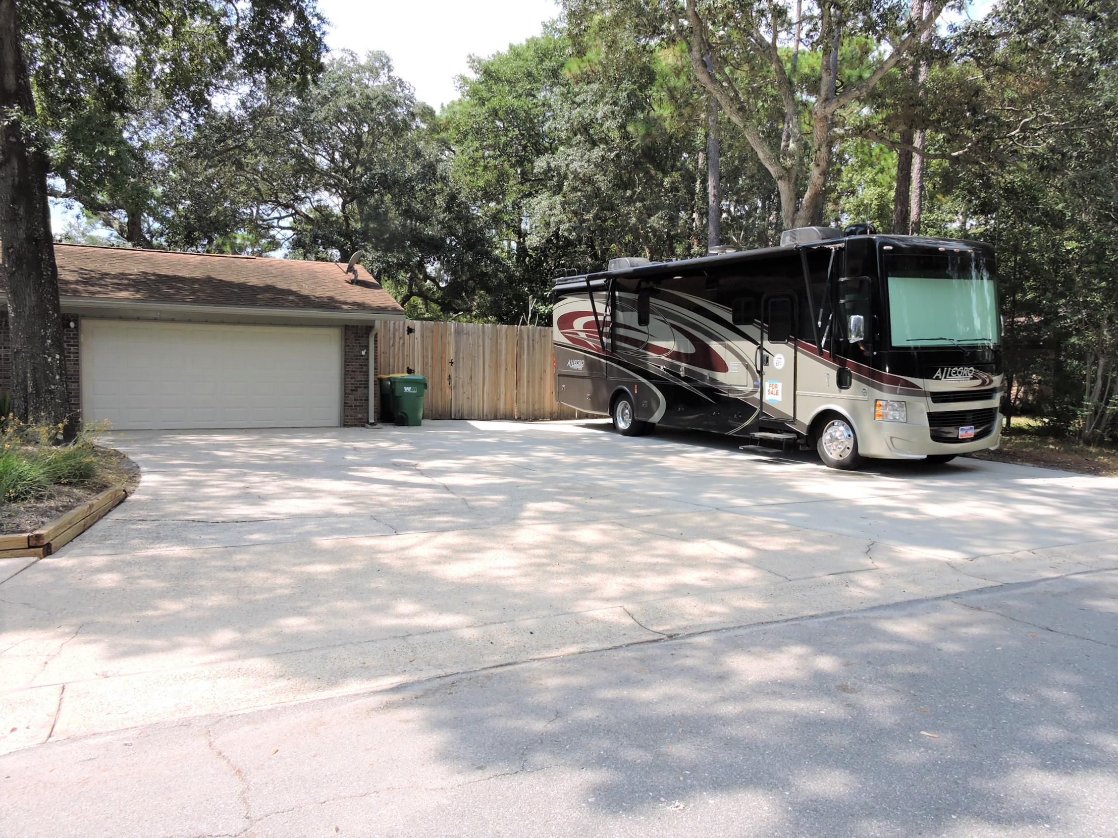 PINEWOOD ESTATES - Residential