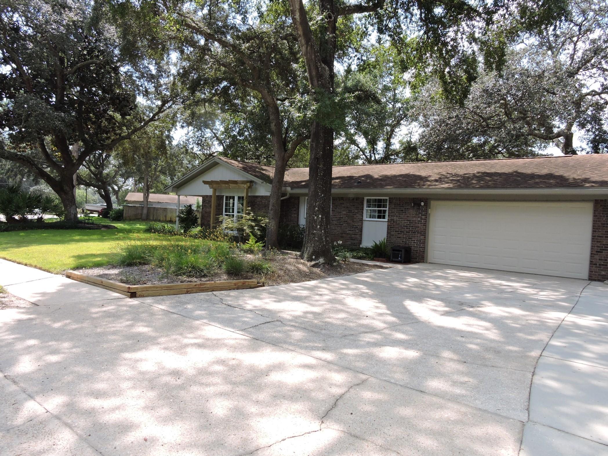 PINEWOOD ESTATES - Residential