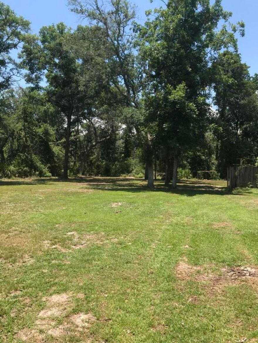 1/4 acre cleared lot in dead end neighborhood 1/4 mile from Live Oak Landing and county access. City water available, tap not paid, septic tank only no sewer available at this time.