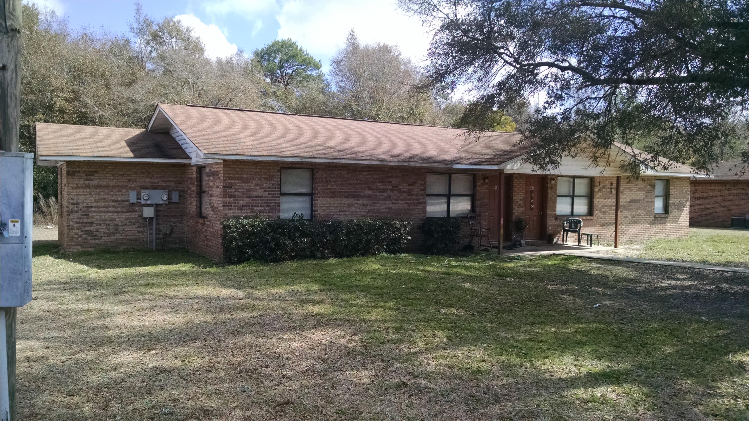 6BD/2BA DUPLEX (3BD/1BA PER UNIT,2 UNITS) THAT HAVE A GREAT RENTAL HISTORY AND READY TO START CASH FLOWING FOR YOU.LIVE IN ONE AND LET THE OTHER HELP PAY YOUR MORTGAGE. DUPLEX SITS ON JUST OVER A QAURTER ACRE AND HAS AN ONSITE LAUNDRY FACILTY. LOCATED JUST MINUTES FROM SCHOOLS AND TOWN. DON'T MISS THIS INVESTMENT OPPORTUNITY!