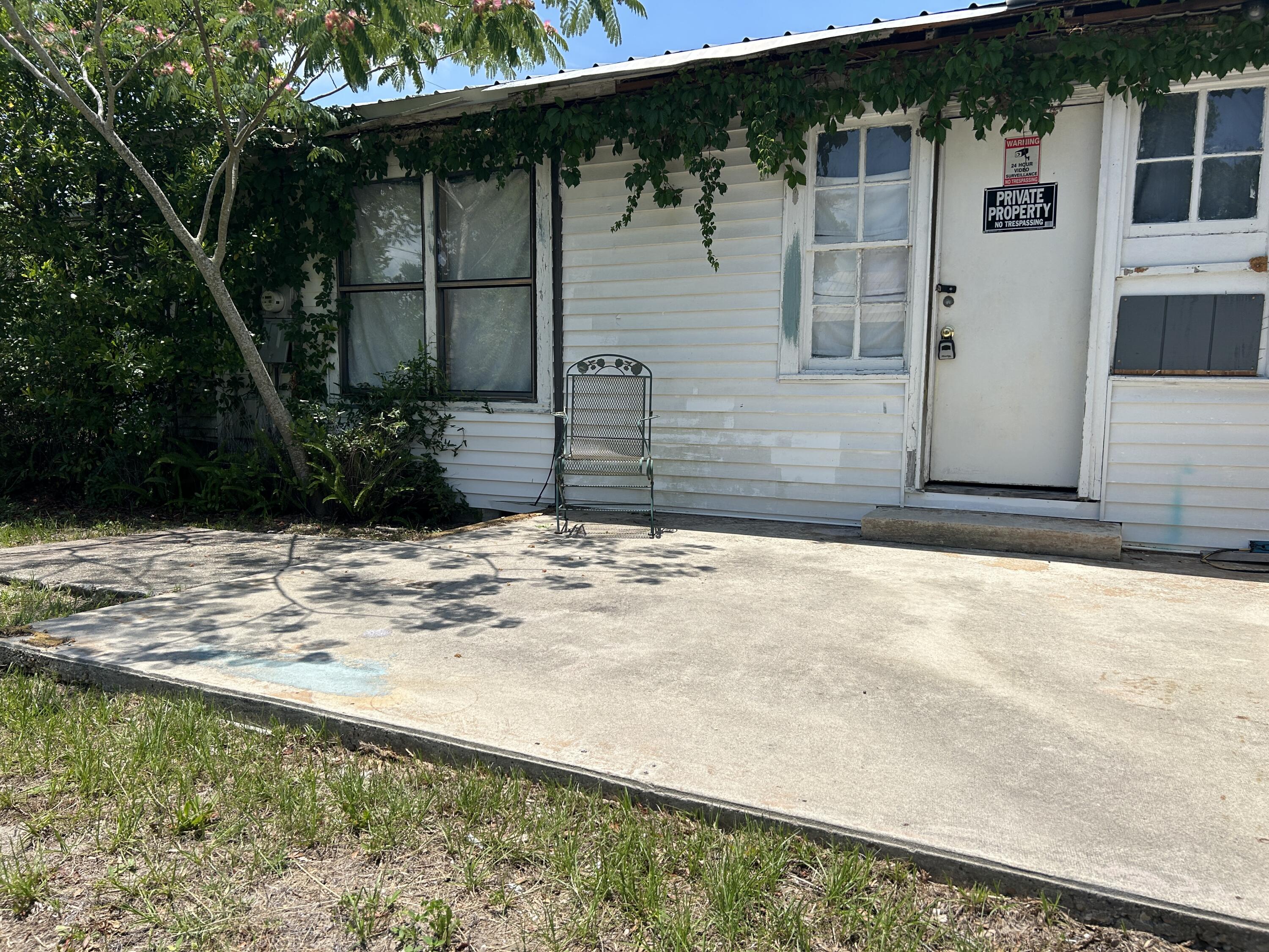 Investor Special!! Great location!!Charming Fixer Upper located in the desirable St. Andrews neighborhood. This home needs major renovations but has tons of potential. Florida Room has damage from a tornado. Large corner lot! Bring your vision and transform this into a fantastic investment! Call your favorite realtor today!Cash only. Sold As-Is