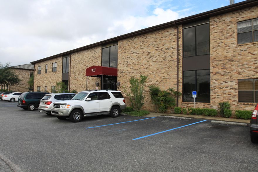 This is a 1440 sf Medical office close to the Fort Walton Beach Medical Center. This first floor unit consists of a waiting room, admin office, three exam rooms, Physician's office and a break room.