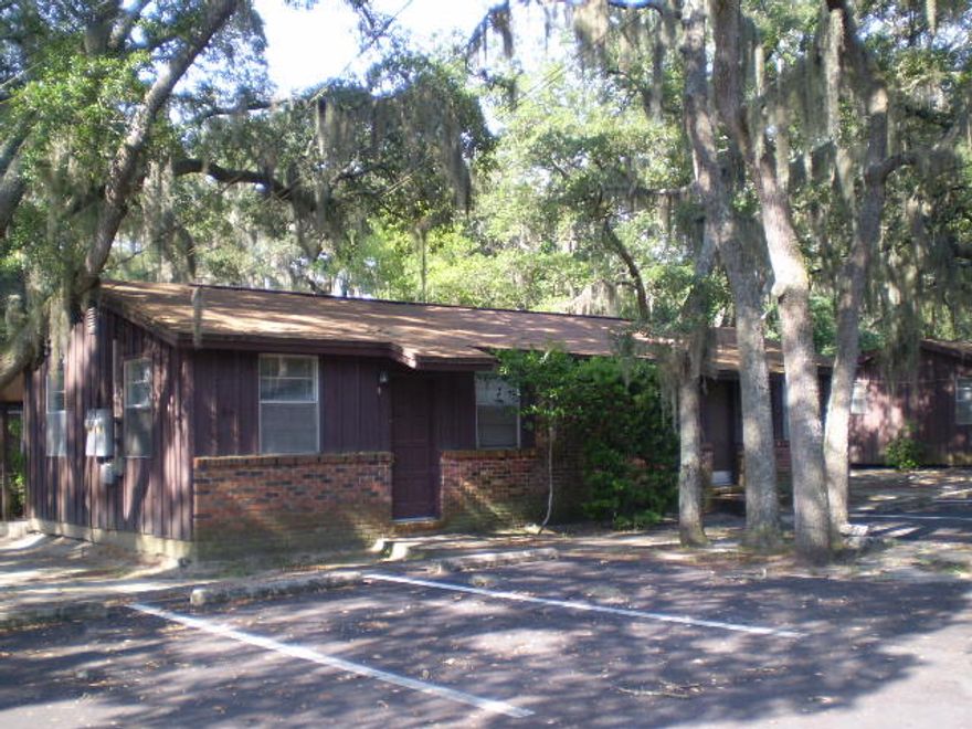 Single story, updated 1 bedroom, 1 bathroom cottage. Located off Racetrack Road. Sorry, pets are not negotiable. All Coastal Realty Services residents are enrolled in the Resident Benefits Package (RBP) which includes renters insurance, HVAC air filter delivery (for applicable properties) and our best-in-class resident rewards program, and much more! More details upon application.  TO SCHEDULE A SHOWING, PLEASE VISIT COASTALREALTYSERVICES.COM