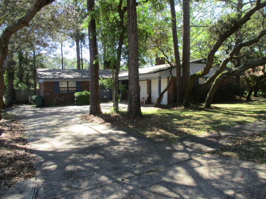 NICE 3 BEDROOM CENTRALLY LOCATED IN FT WALTON BEACH. EASY ACCESS TO SHOPPING, RESTAURANTS AND BOTH BASES. UPDATED KITCHEN AND BATHS.  LOTS OF ROOM FOR YOUR FAMILY WITH A SEPERATE LIVING ROOM AND FAMILY ROOM AND AN EAT IN KITCHEN. WOOD BURNING FIREPLACE IN THE FAMILY ROOM. NO PETS ALLOWED AND NO SMOKING ALLOWED IN THE UNIT.CALL TO MAKE AN APPOINTMENT TO VIEW TODAY.