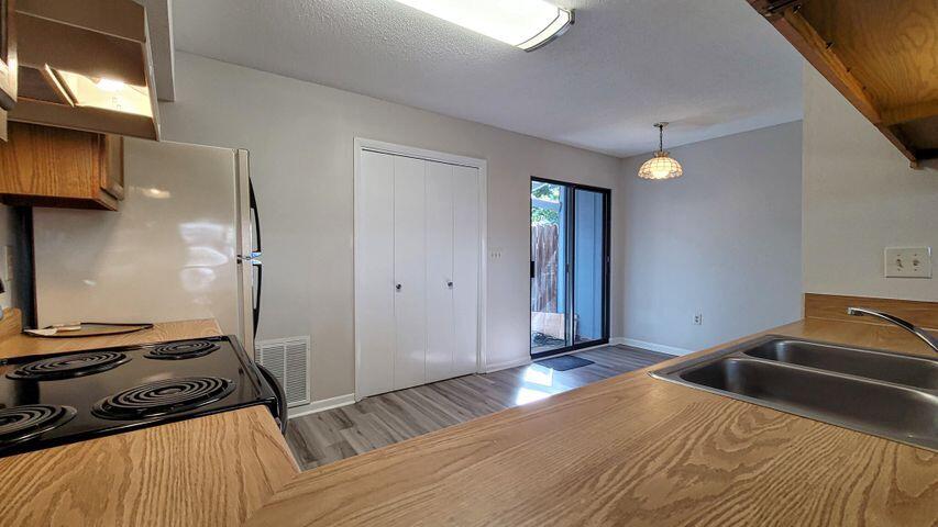 VIKING MANOR PH 1 - Residential Lease