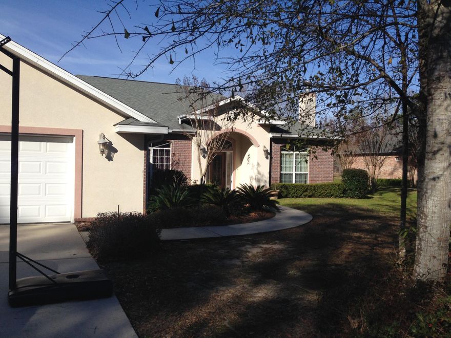 AVAILABLE NOW: 3BR/2BA HOME LOCATED ON THE 17TH FAIRWAY OF FOXWOOD COUNTRY CLUB. OPEN FLOOR PLAN WITH CROWN MOLDING, WET BAR, HARDWOOD/TILE/CARPET FLOORING, LARGE SCREENED BACK PORCH, FORMAL LIVING ROOM WITH FIREPLACE AND GARAGE SPACE FOR THE GOLF CART. SMALL DOG ALLOWED WITH OWNER'S APPROVAL. NO SMOKING ALLOWED INSIDE PROPERTY. TENANT TO VERIFY SCHOOLS