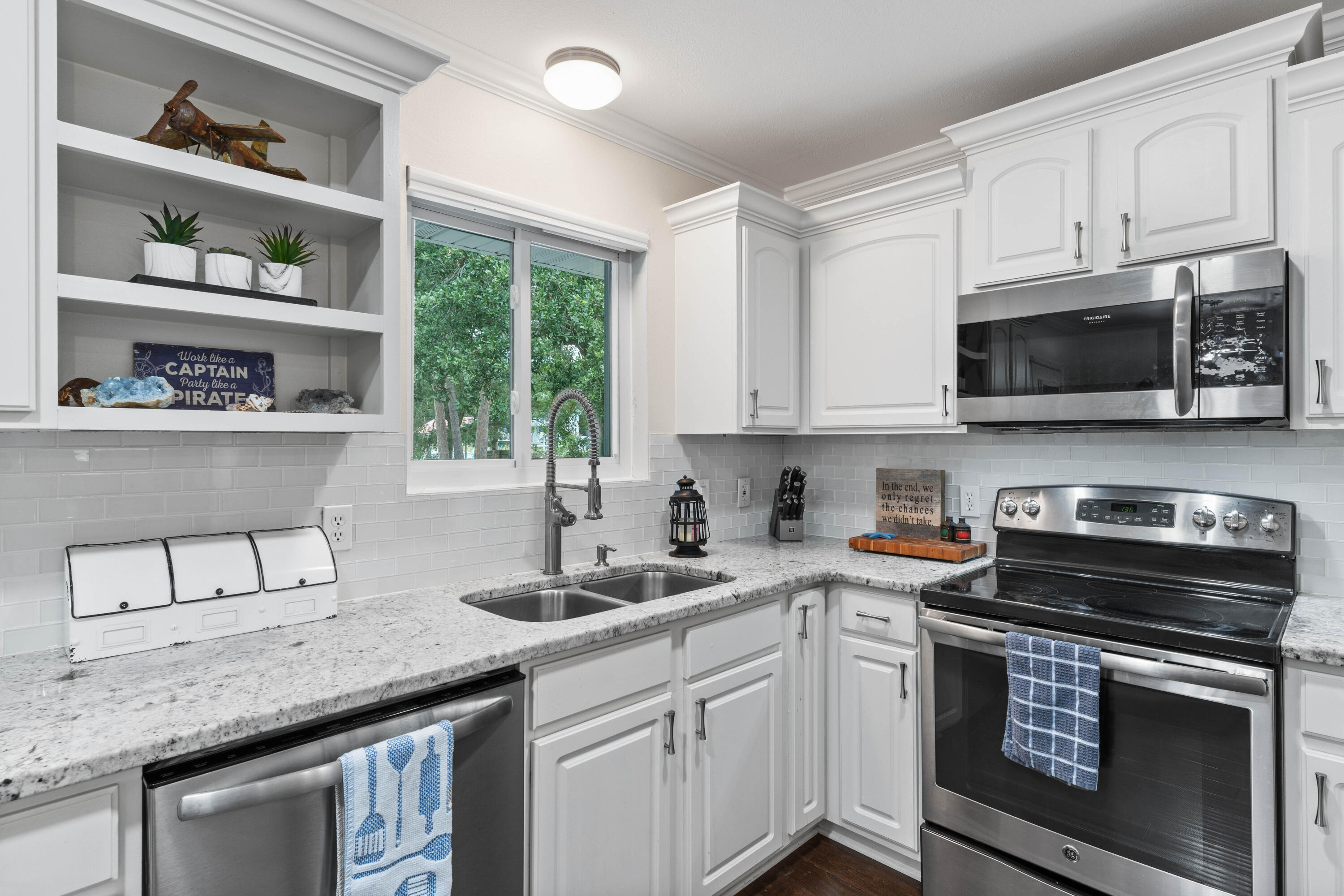 CALHOUN S/D DESTIN LOT 91 +BEG SW COR LOT 92 E 50 FT NW TO NE COR 91 THENCE S TO PT OF BEG BLK D 90 - Residential