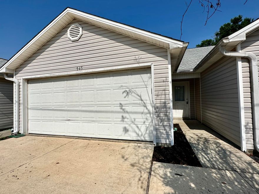 AVAILABLE: 3/18. SECURITY DEPOSIT = $1,700 - CAN BE BROKEN UP N 2 MONTHLY INSTALLMENTS IF QUALIFIED.  PETS ALLOWED (20 LBS OR LESS) UPON OWNERS APPROVAL & W/ A NON-REFUNDABLE PET FEE! NO SMOKING INSIDE HOME! CONVENIENTLY LOCATED BETWEEN BOTH BASES & CLOSE TO SCHOOLS, BEACHES, SHOPPING, & RESTAURANTS! THIS 1 STORY TOWNHOUSE FEATURES A FAMILY ROOM, DINING ROOM, KITCHEN EQUIPPED W/ A REFRIGERATOR, STOVE, DISHWASHER & LAUNDRY AREA IS LOCATED IN THE 2 CAR GARAGE. MASTER SUITE HAS A WALK IN CLOSET. THE ADDITIONAL BEDROOM HAS A SEPARATE ENTRANCE TO THE BACK YARD. OTHER FEATURES INCLUDE TILE FLOORING THROUGHOUT, CEILING FANS, SKYLIGHT & AN OPEN PATIO. ALL ELECTRIC! HOA MOWS THE GRASS. WELCOME HOME!