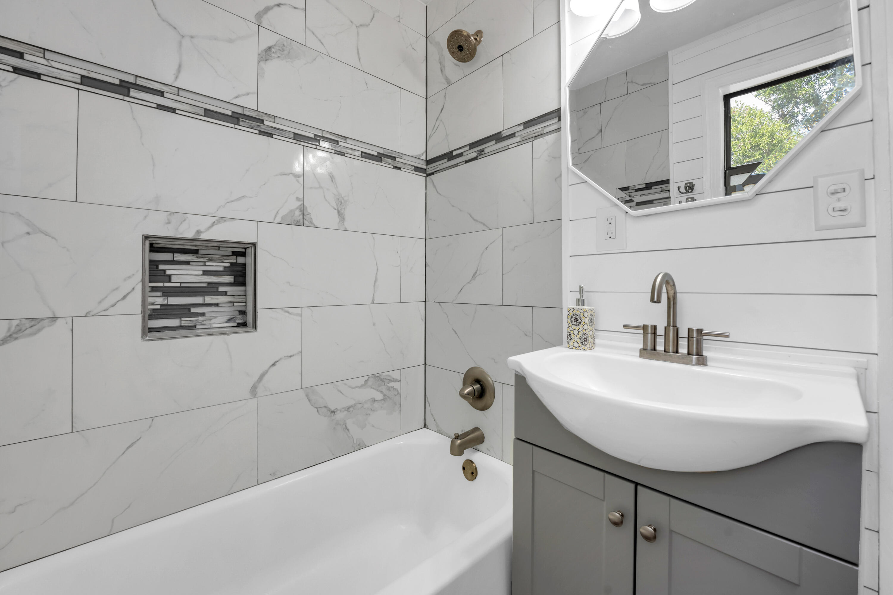 GARNIERS BEACH 2ND - Residential Lease