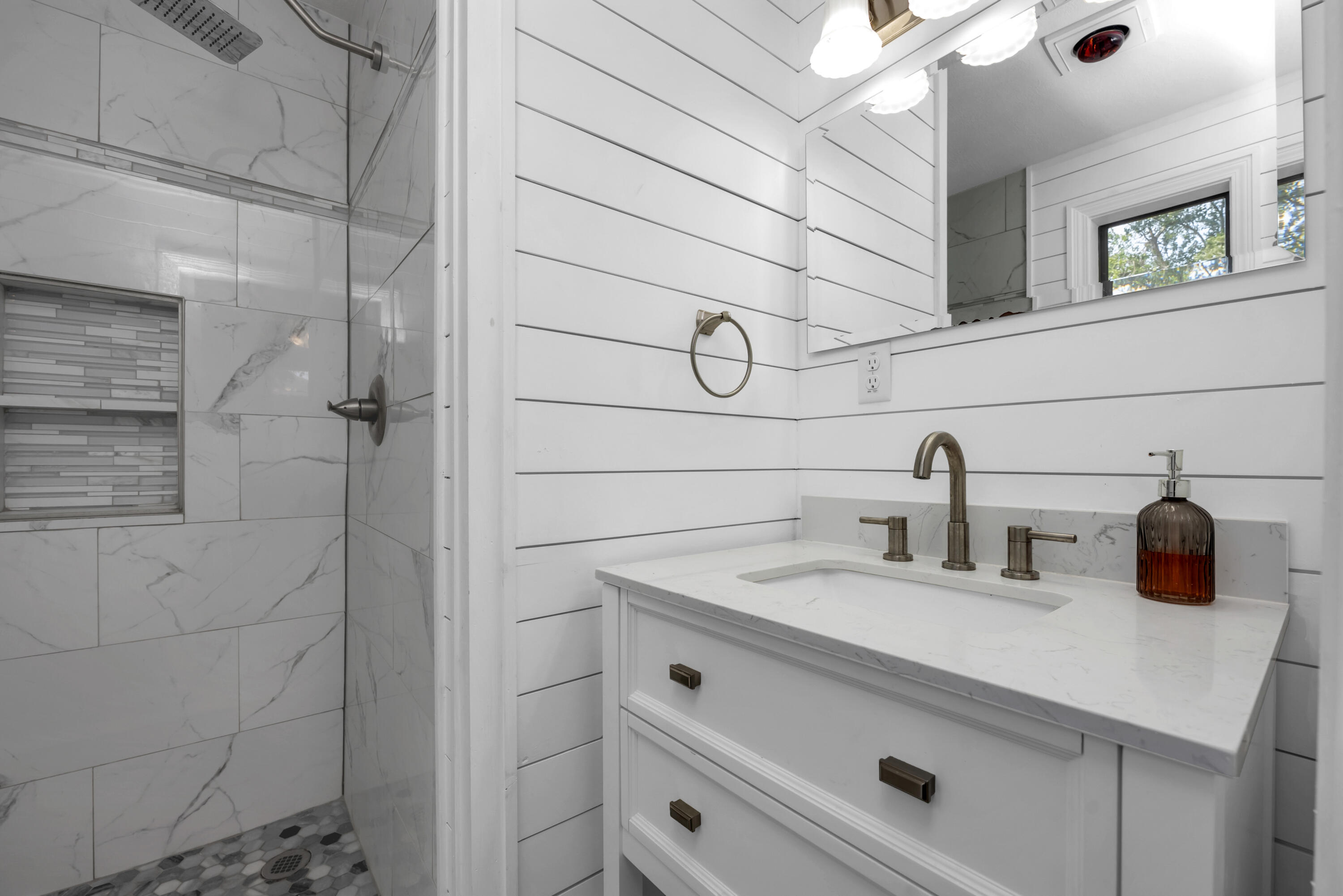 GARNIERS BEACH 2ND - Residential Lease