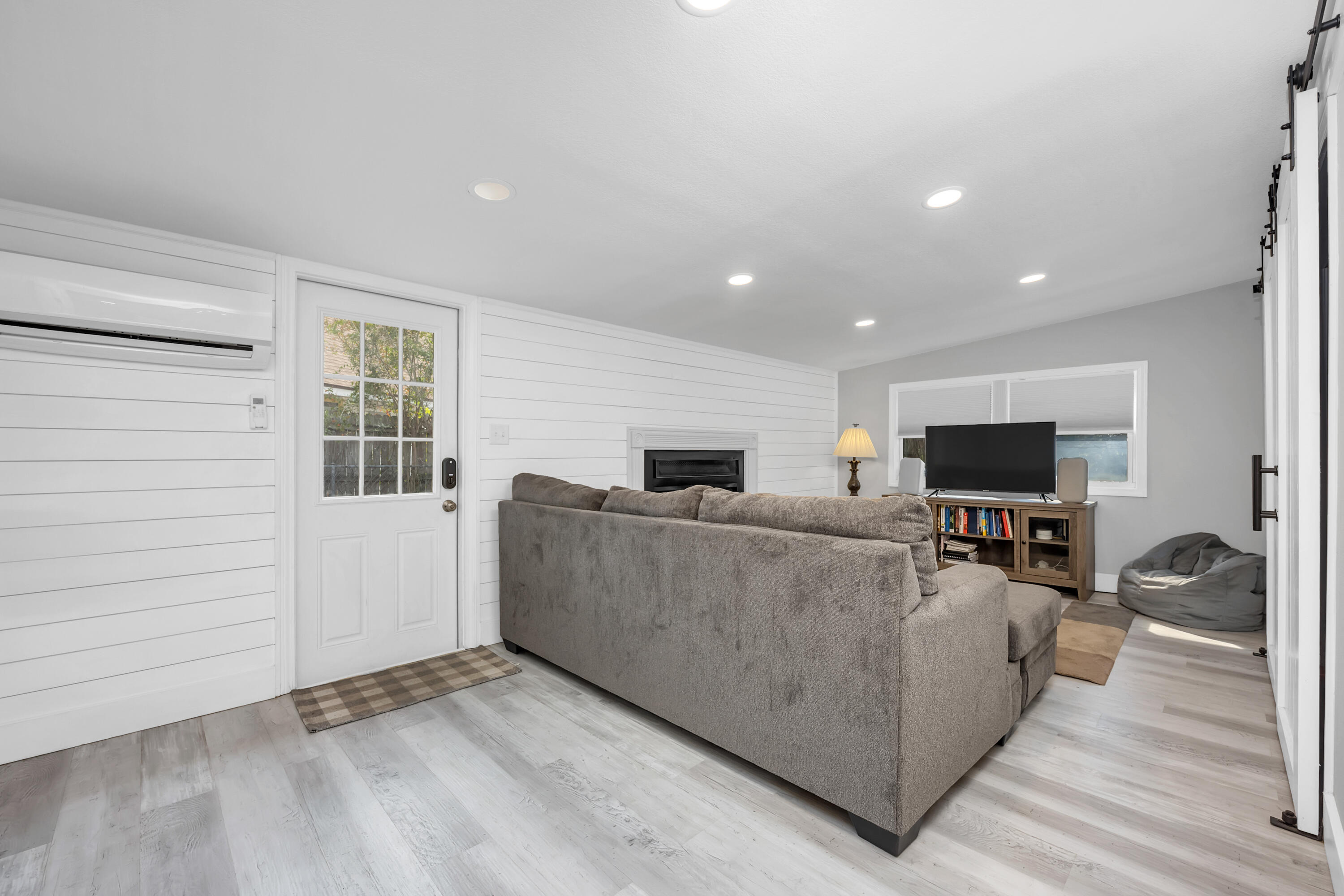 GARNIERS BEACH 2ND - Residential Lease