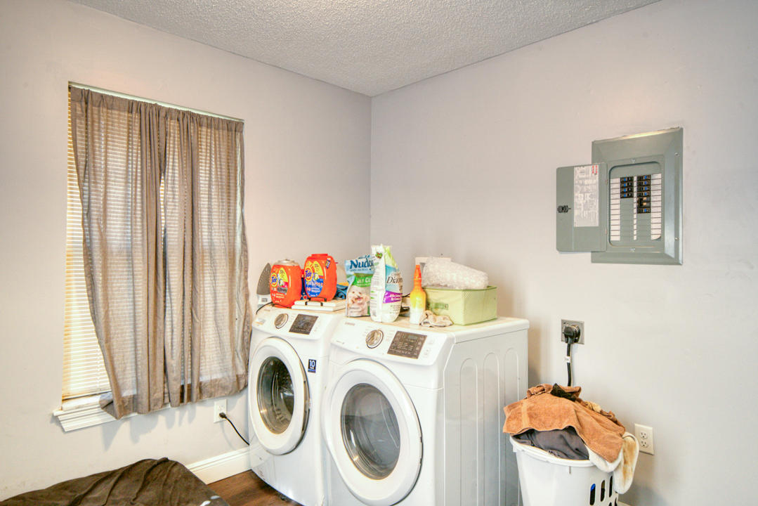 TWIN OAKS - Residential