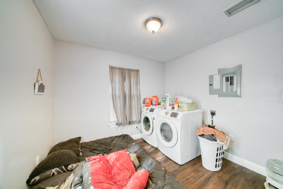 TWIN OAKS - Residential