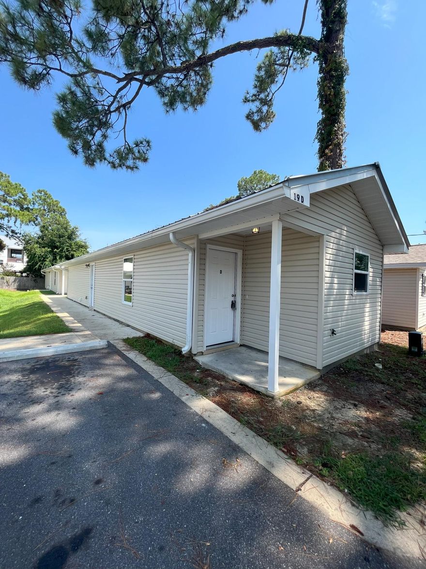 This adorable duplex was built in 2018.  It has a contemporary look that is hard to come by. Very close to downtown Fort Walton Beach and the beaches.