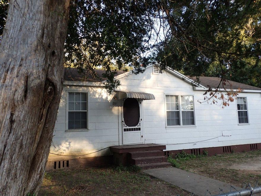 Built in 1943, This Fannie Mae HomePath REO property is situated in the heart of town and is cute as a button. 3 Bedrooms and 1 bath, this small home has living room, small dining area, and indoor laundry. Home is move in ready, but could certainly benefit from some updating. Newer HVAC unit here making this home both attractive to investors and home owners alike. This home is move in ready and priced to sell! Call today for your showing!