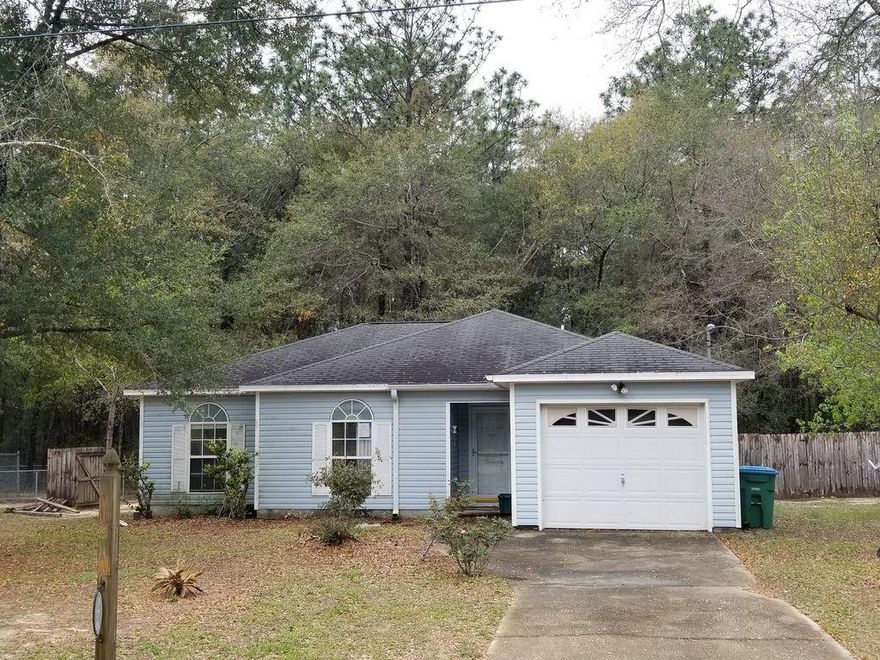 Adorable 3 bedroom 2 bath home for rent in Crestview. Laminate floors, 1 car garage, cute kitchen, tall ceilings, and more! Freshly painted. Large deck off living room opens up to huge fenced in back yard.