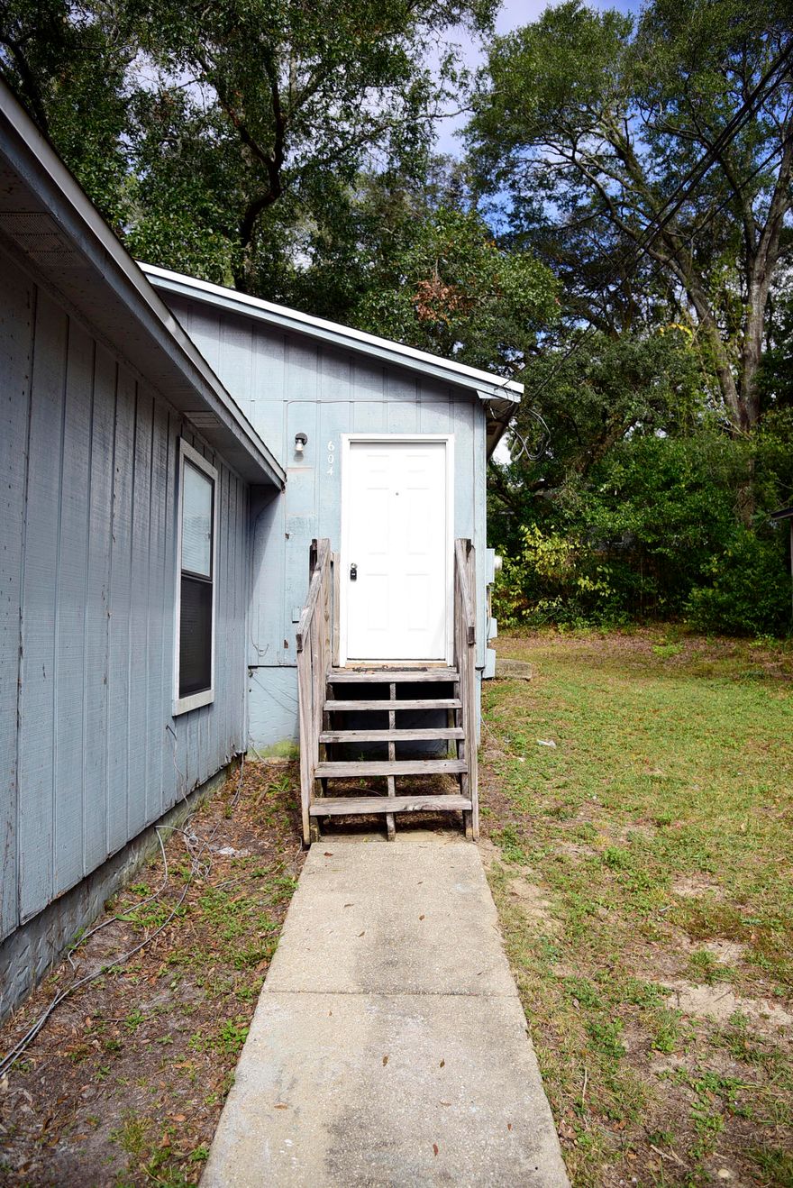 This 2 bedroom 1 bath unit is located in the heart of Niceville. New carpet & plank vinyl flooring, new stove and fresh new interior paint, Convenient location to Northwest FL State College and Eglin AFB. Sorry NO pets and NO smoking. Anyone 18 years old or older need to complete separate applications. Tenants required to carry renter's liability insurance while occupying the unit.
