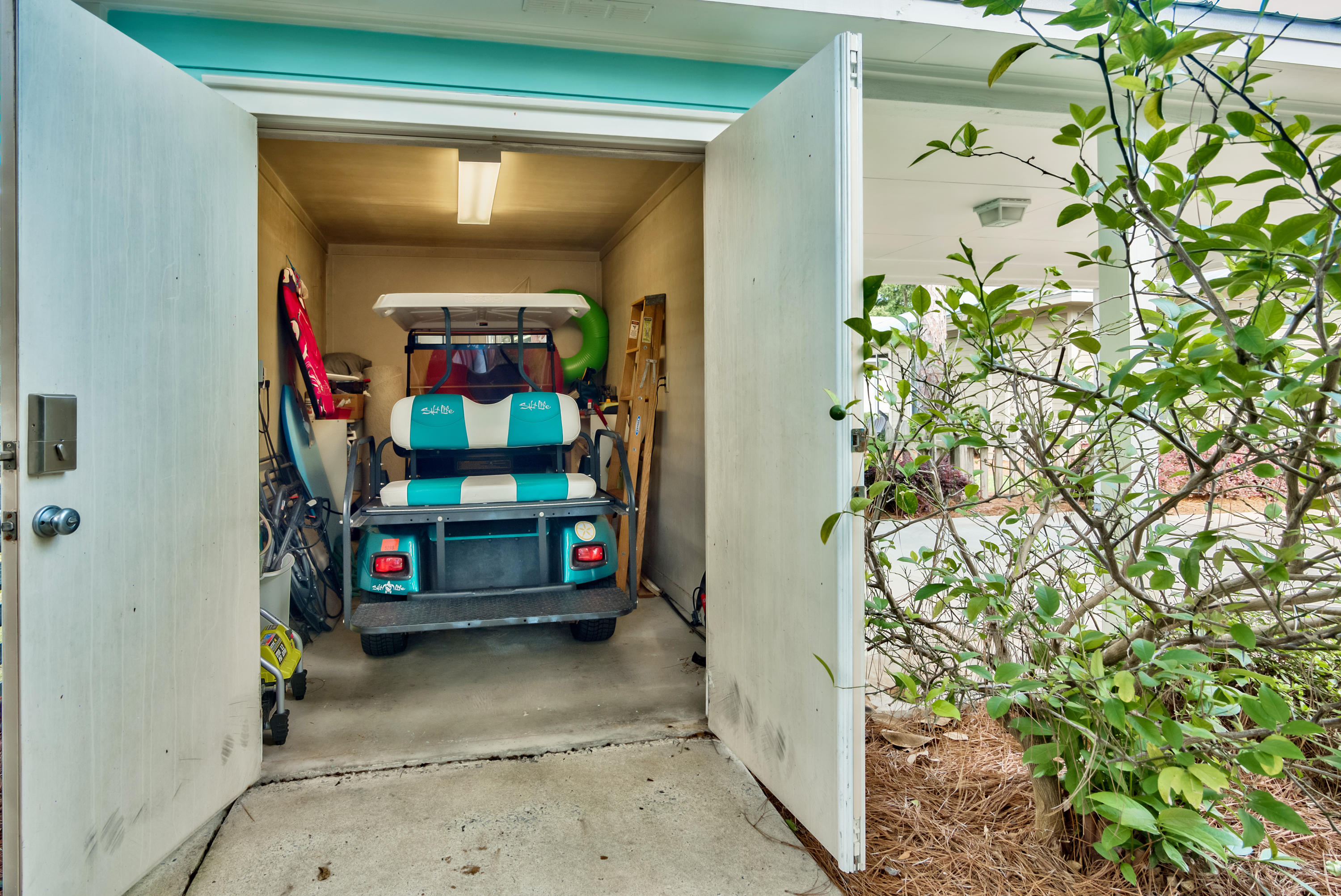 CRYSTAL LAKE - Residential